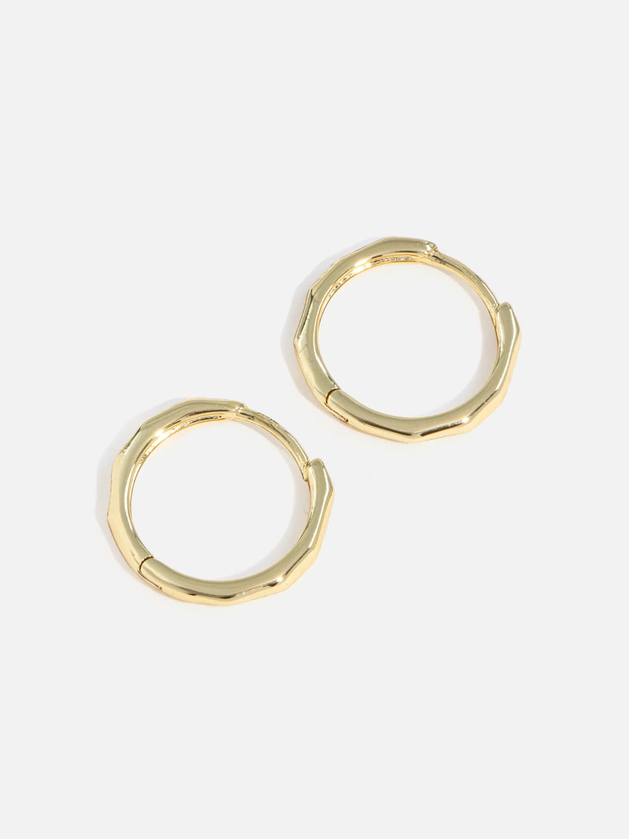 Små 14K guldpläterade hoops med blank kantig form och klickstängning