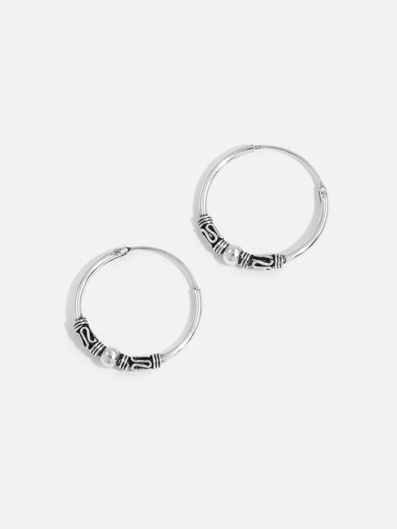 Små Bali-creoler i äkta silver med silverkula och mönstrade detaljer
