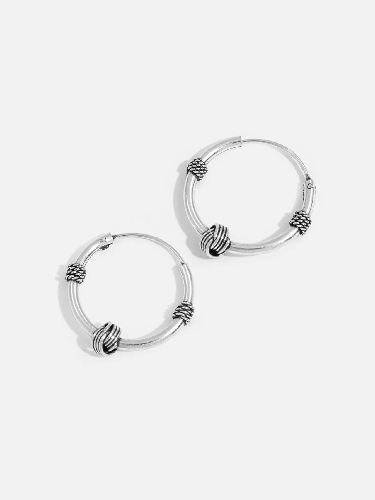 Runda Bali creoler i äkta silver med små lindade detaljer och kulformade partier