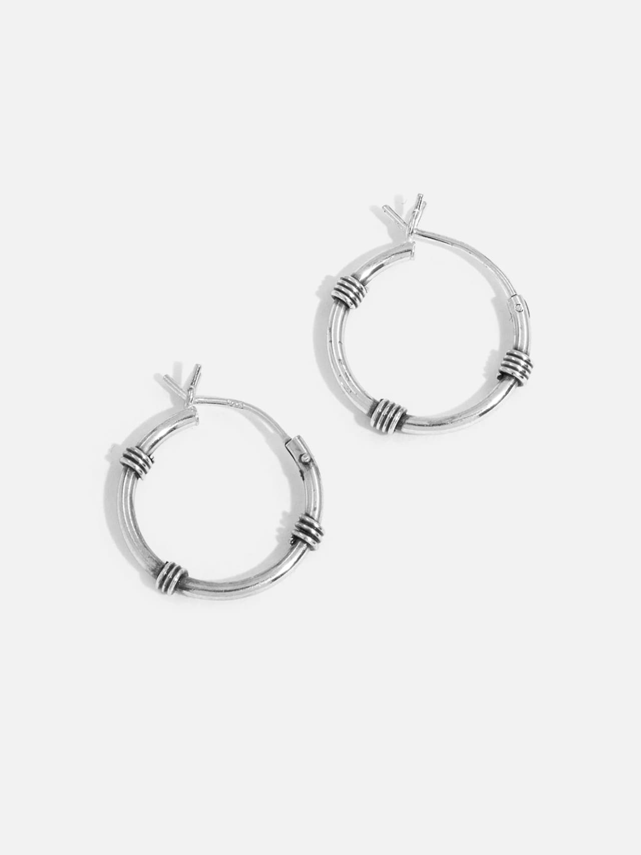 Små Bali-creoler i äkta silver med staplade ringdetaljer och trådstängning