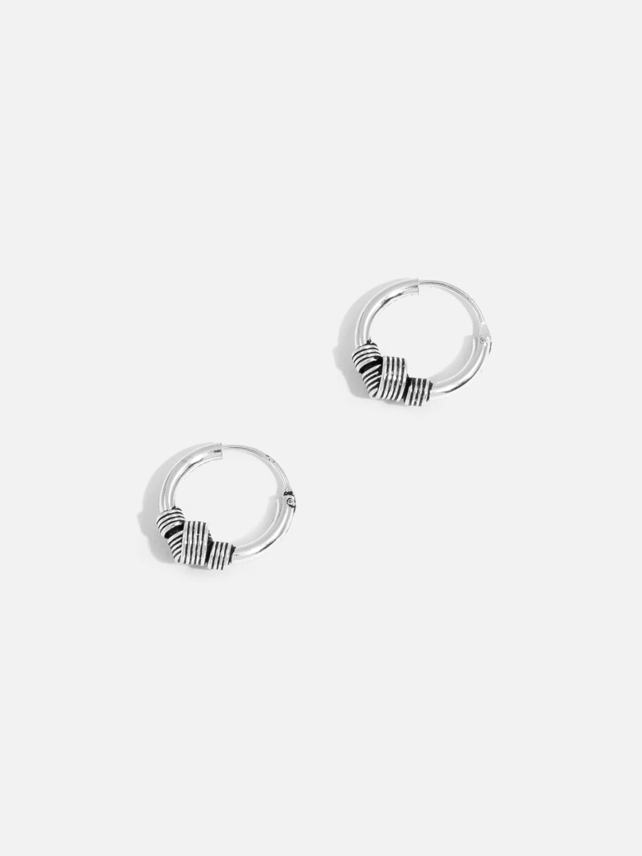 Små Bali-creoler i äkta silver med tvinnad detalj längst ned på ringen