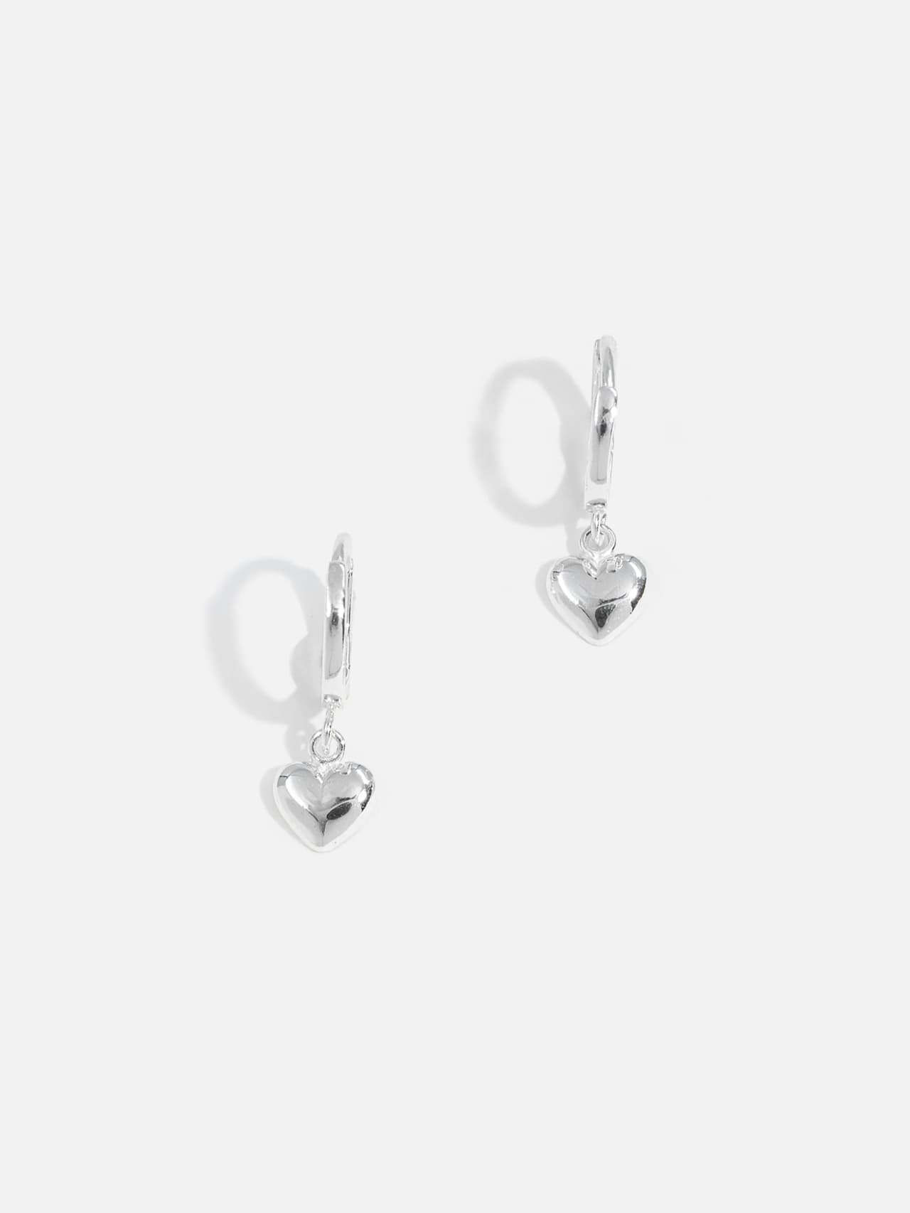 Äkta silver creoler med små hängande hjärtan i blank silverfinish