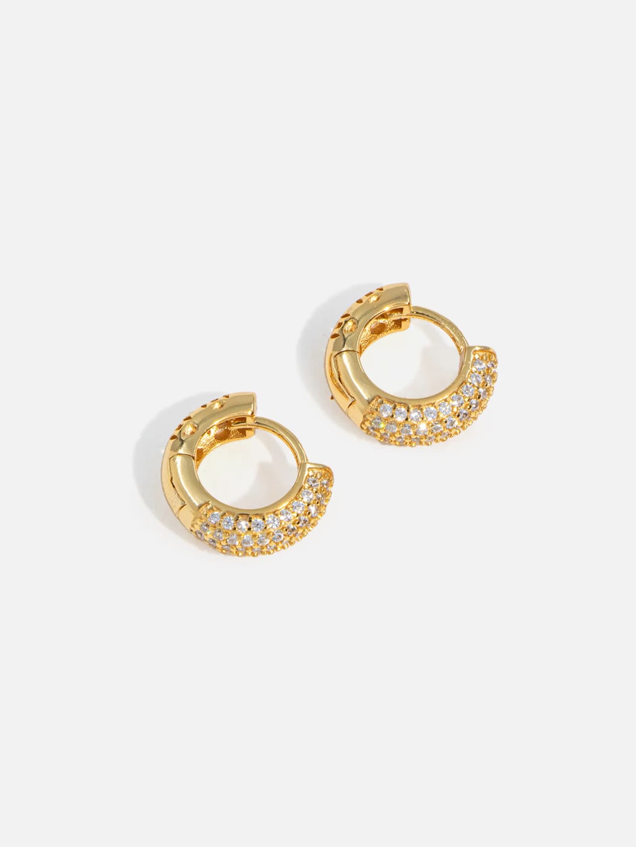 Guldpläterade hoops i äkta silver med cubic zirconia-stenar på bred framsida