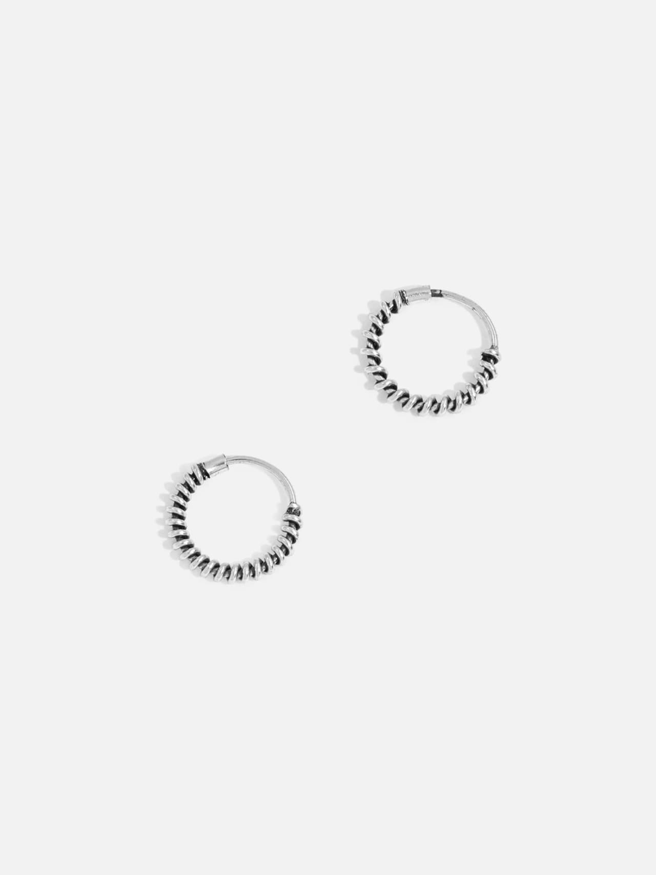 Små Bali-creoler i äkta silver med tät räfflad struktur på nedre delen av ringen