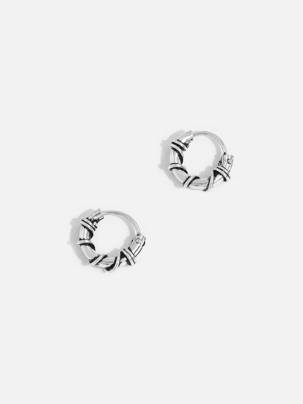Små Bali-creoler i äkta silver med korsade flätliknande detaljer på nedre delen av ringen