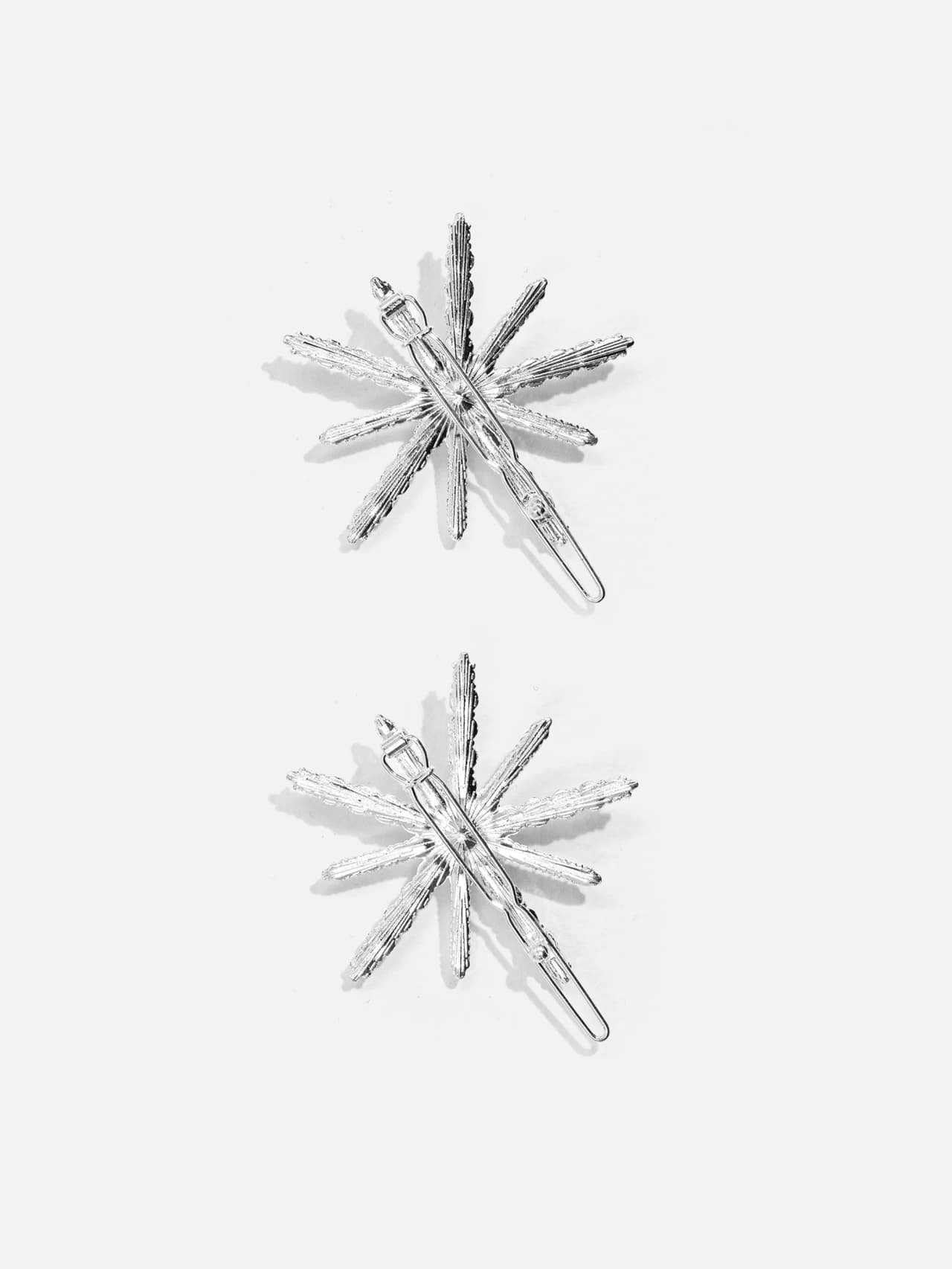 U‑formad metallhårnål med snöflingedekor och pärla