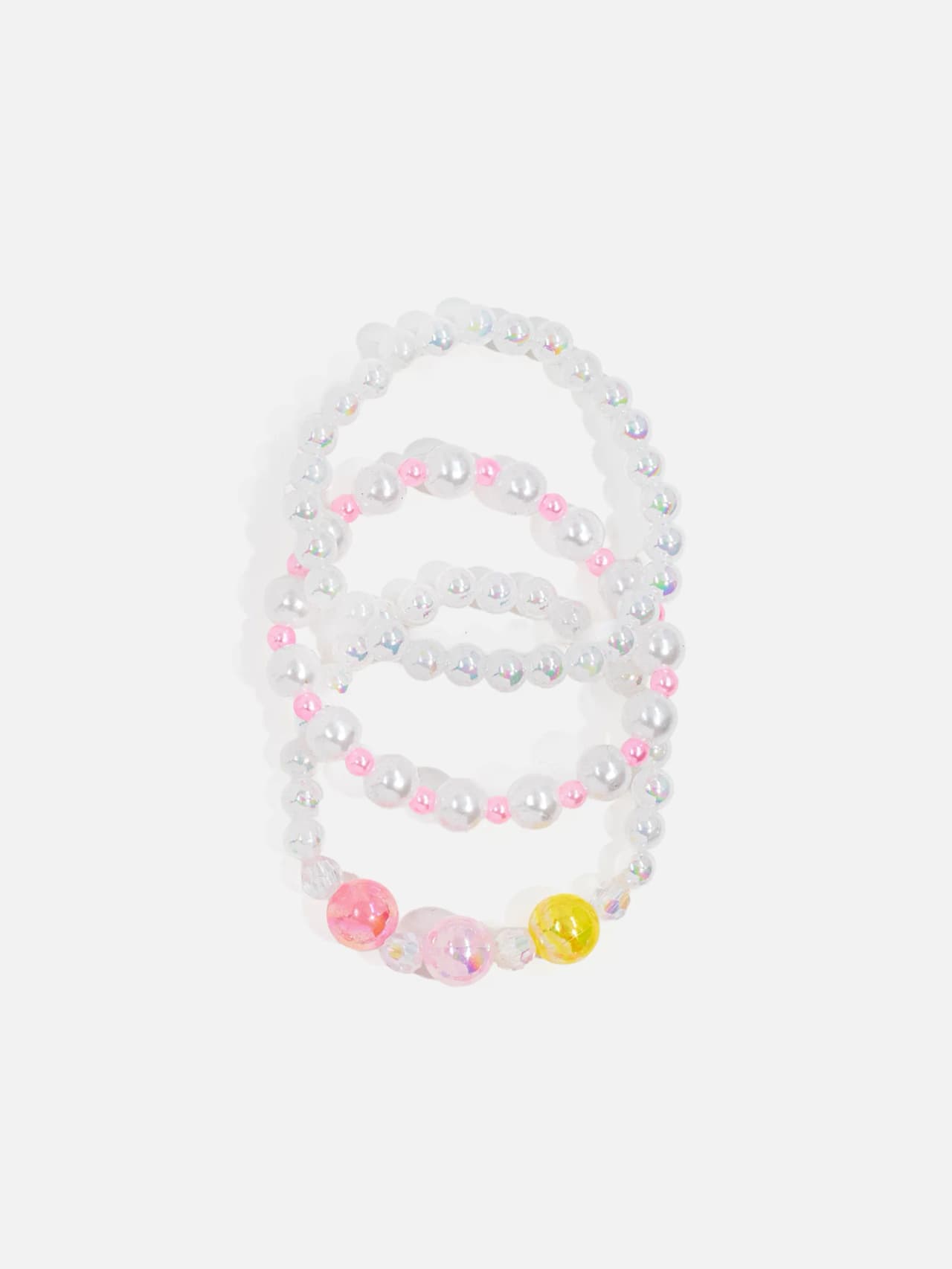Barnsmyckeset med vitt pärlhalsband, tre armband