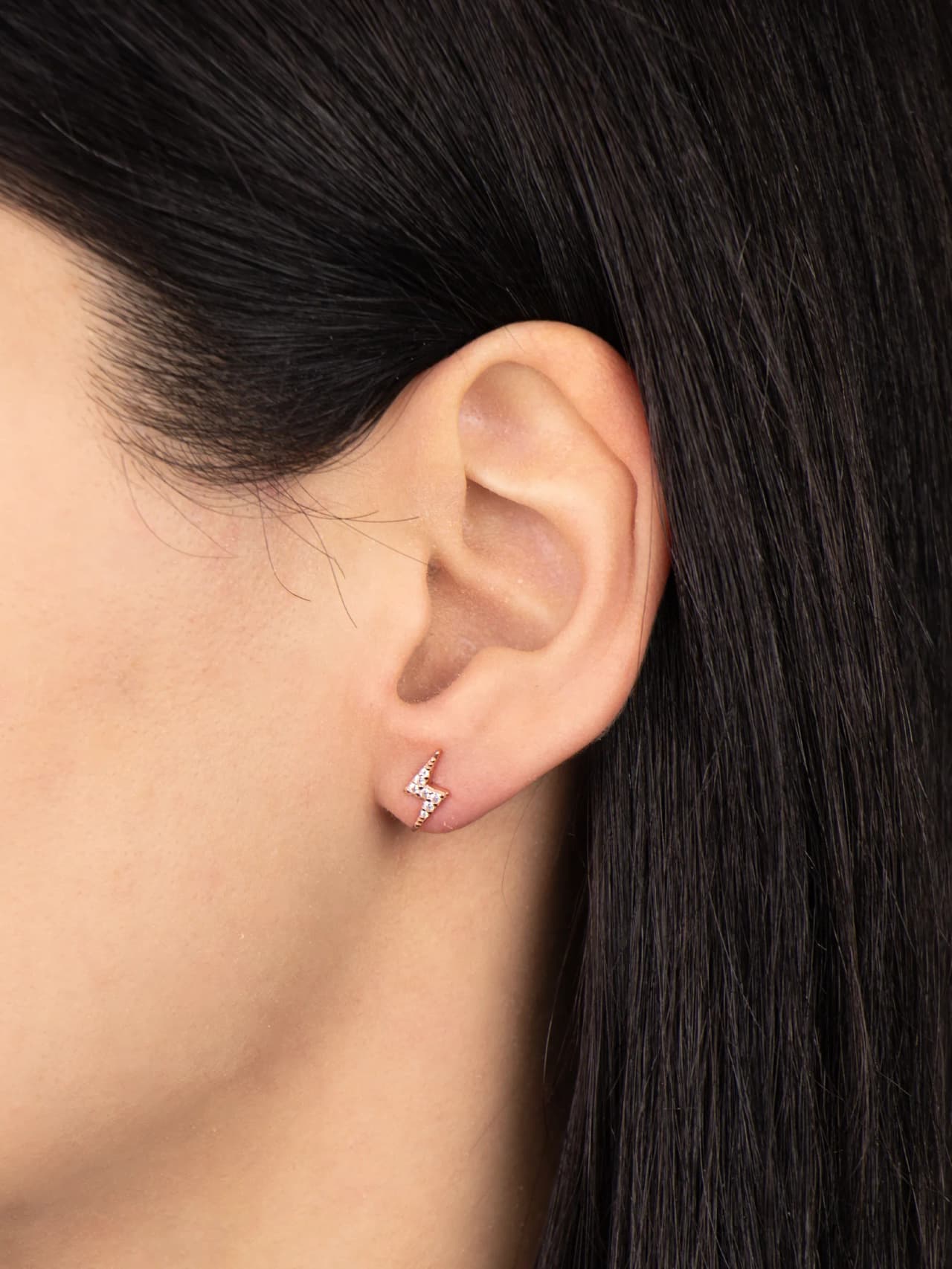 Blixt stud örhängen kubisk zirkonia 18K roséguld silver 925 på modell