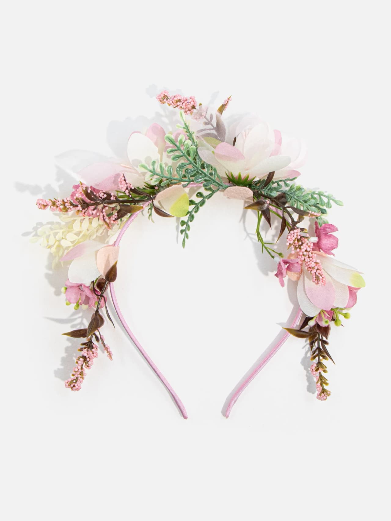 Ljusrosa diadem med blomsterdekoration i vitt och rosé samt gröna kvistar och små rosa knoppar