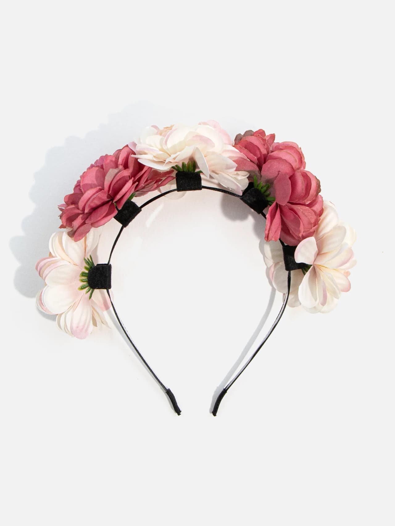 Svart diadem med stora blommor i rosé och krämvitt placerade över ovansidan