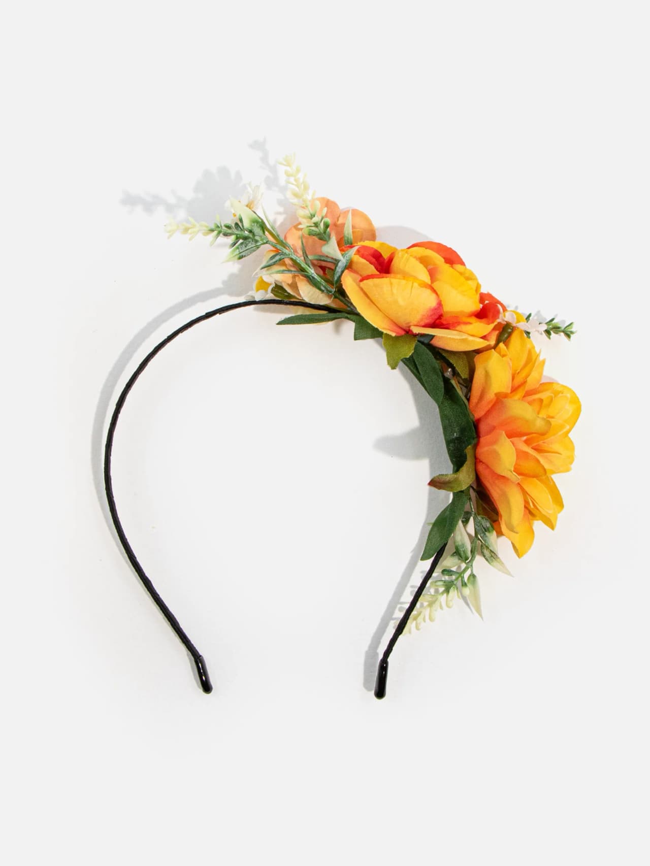 Svart diadem med liten blomsterdekoration i gula och orange toner med gröna blad