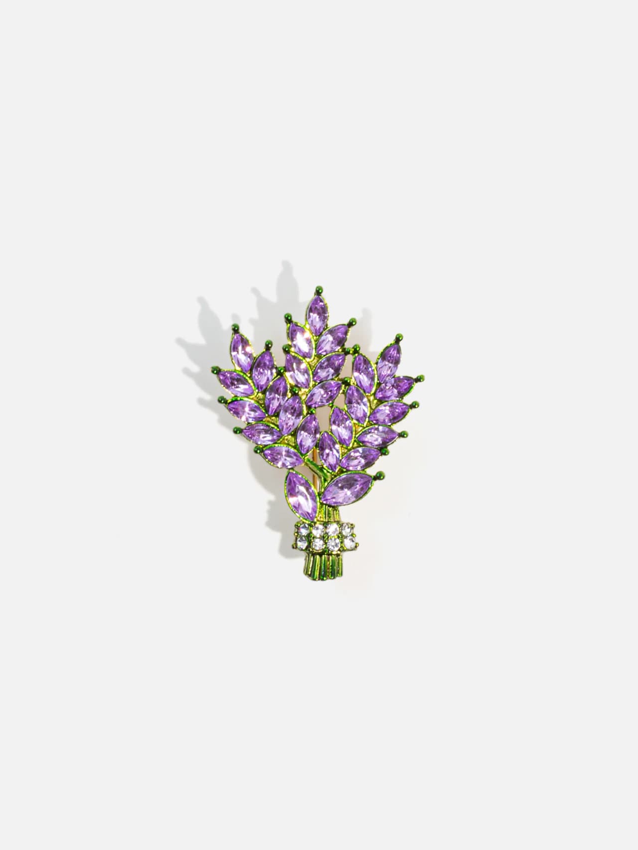Framsida av elegant lavendelbukett-brosch med lila kristaller och gröna emaljdetaljer