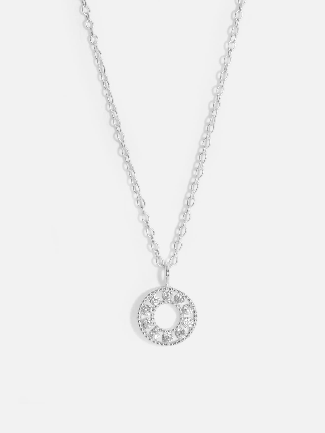 Cirkelhalsband i 925 sterling silver med öppen rund form och tio stenar av Cubic Zirconia