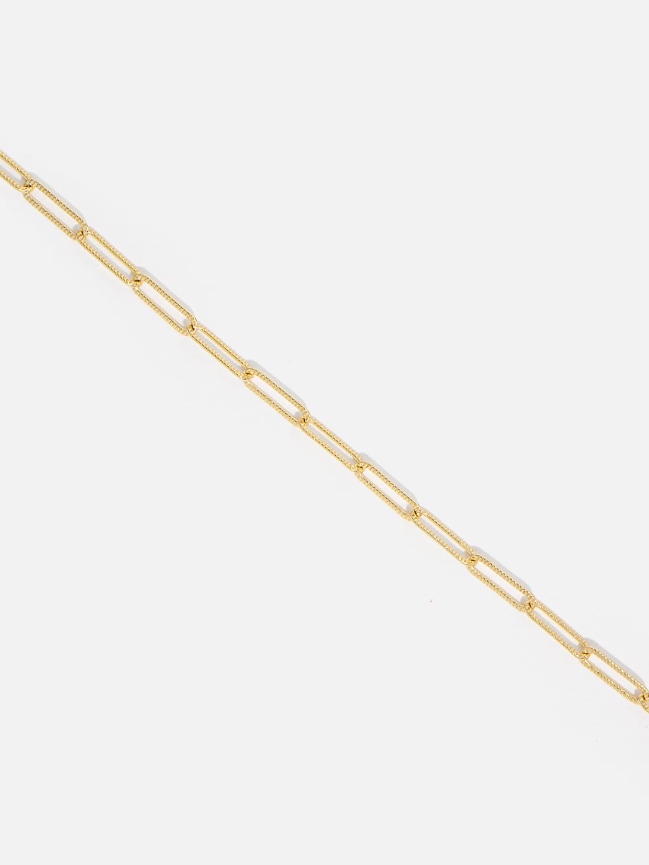 Närbild på dubbelt paperclip-armband 14K – texturerade rektangulära länkar i detaljvy