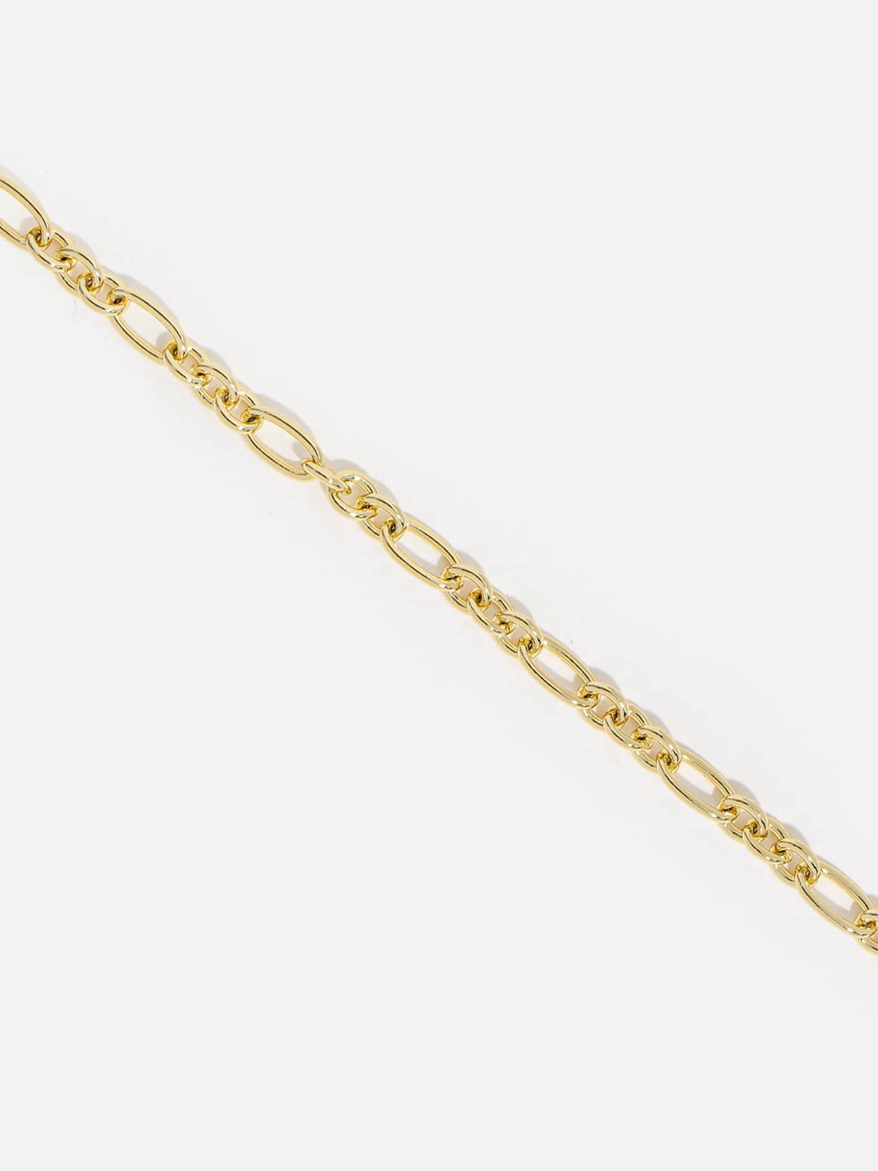 Närbild på figarokedja 14K guldpläterat – omväxlande oval och runda länkar i detaljvy