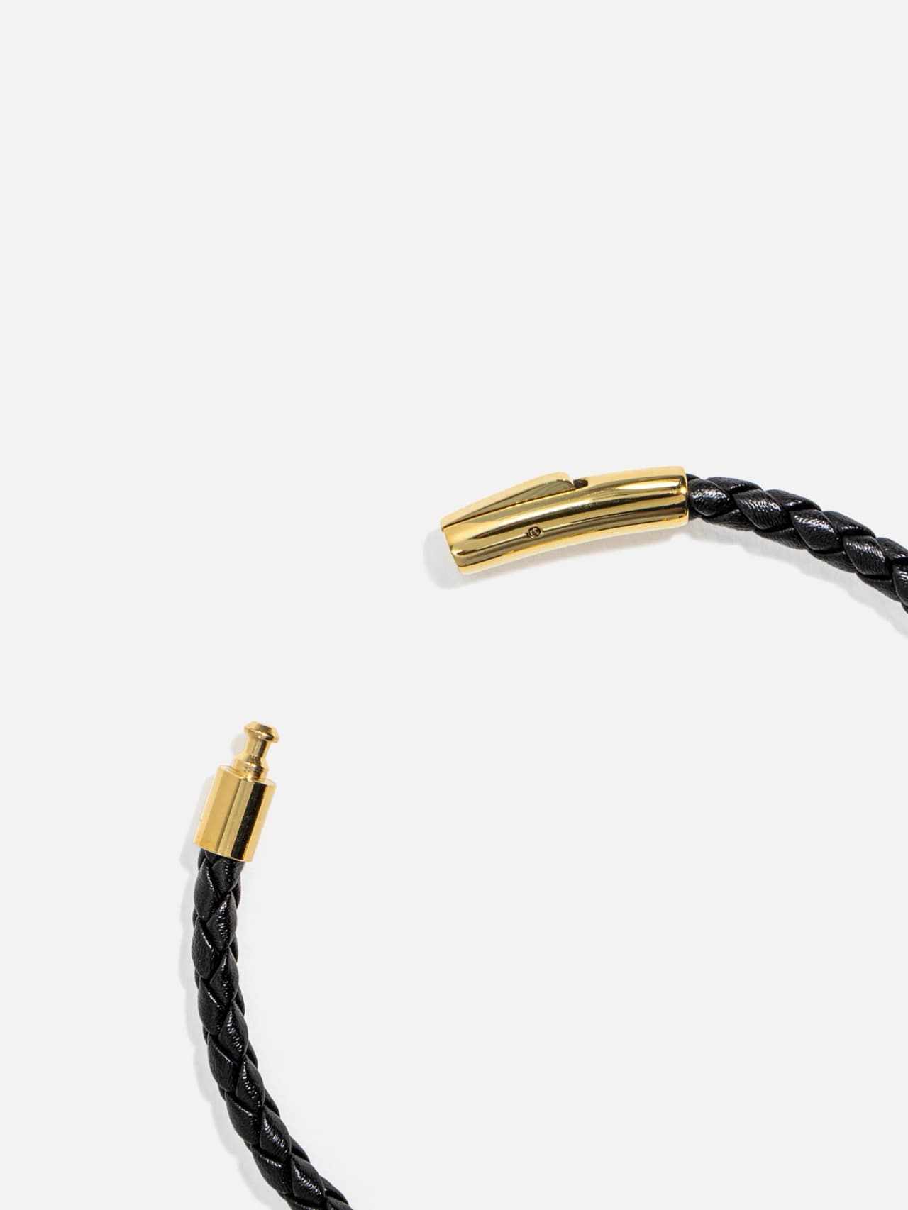 Flätat svart PU-läderarmband för herr med guldpläterade skivpärlor, magnetlås