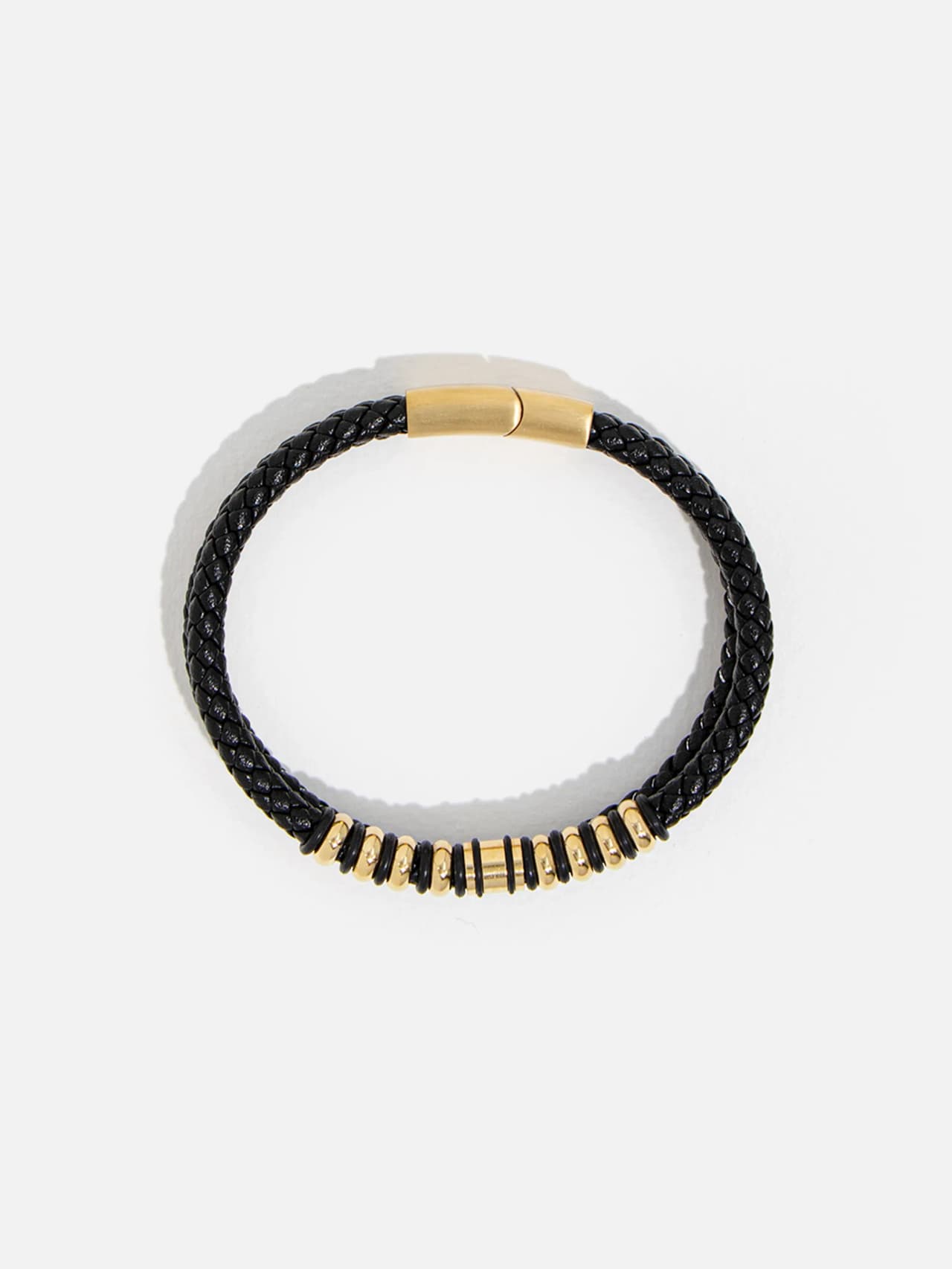 Flätat svart PU-läderarmband för herr med guldpläterade skivpärlor, magnetlås, 21 cm och 13 mm bredd.