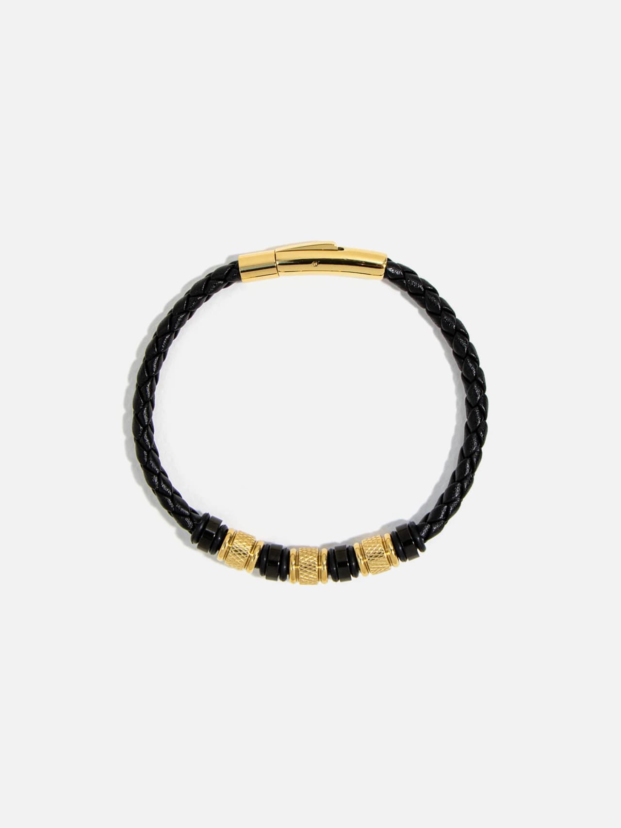 Smalt flätat svart PU-läderarmband för med guldpläterade cylinderdetaljer, 20,5 cm och 8 mm bredd.