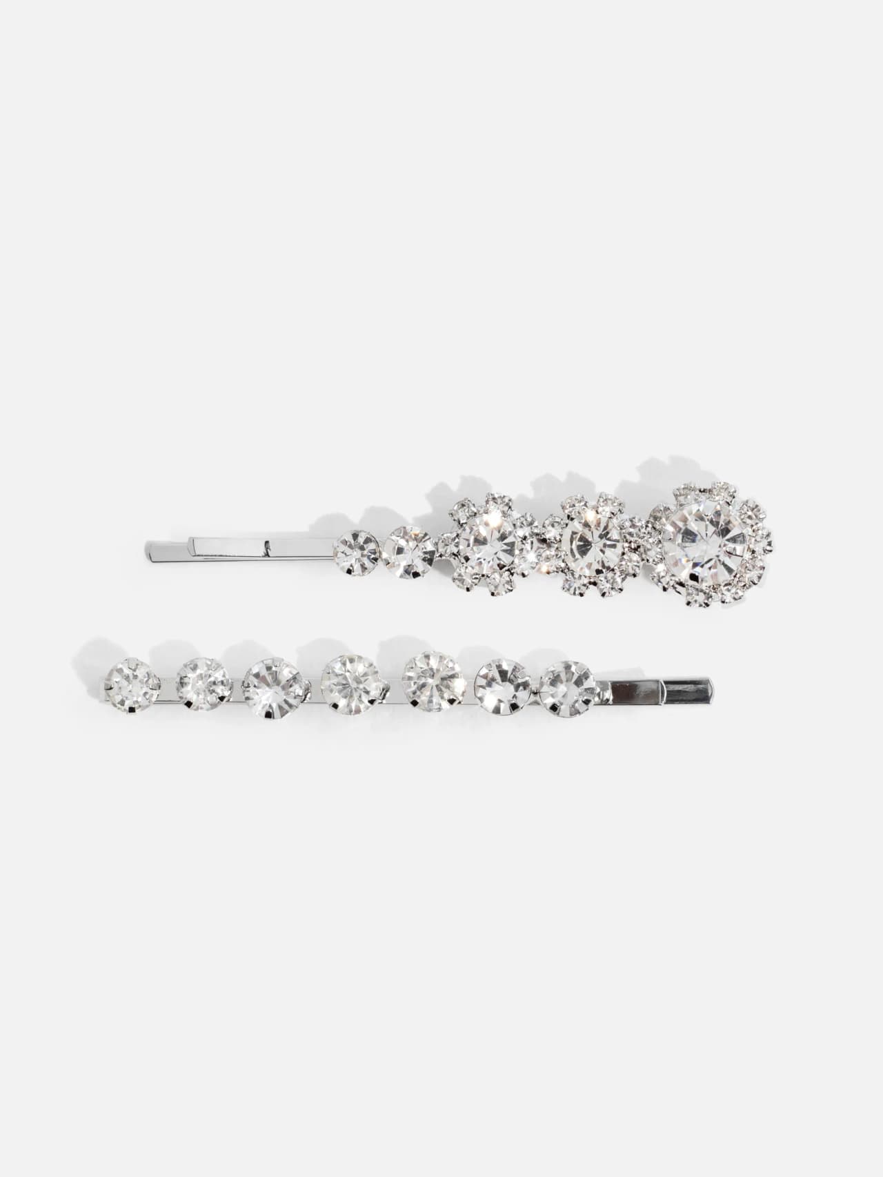 Stilrena hårspännen dekorerade med klara gnistrande rhinestones