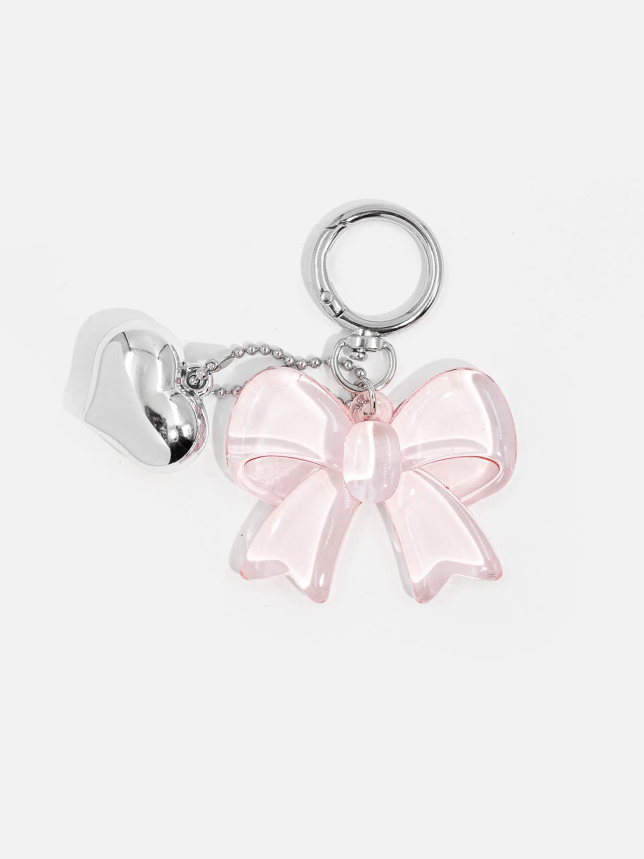 Nyckelring med transparent rosa rosett i plast och silverfärgat hjärta i metall