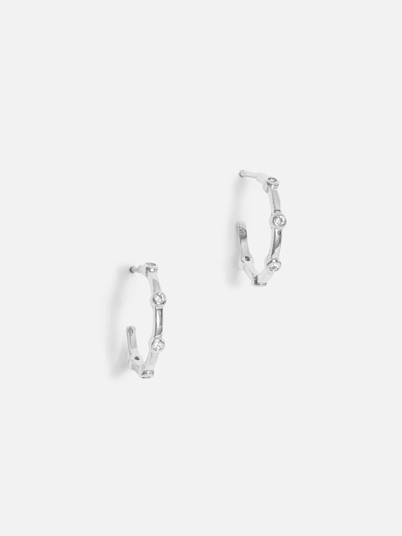 Öppna hoops örhängen 15mm med kubisk zirkonia i äkta silver 925 – rhodiumpläterad finish
