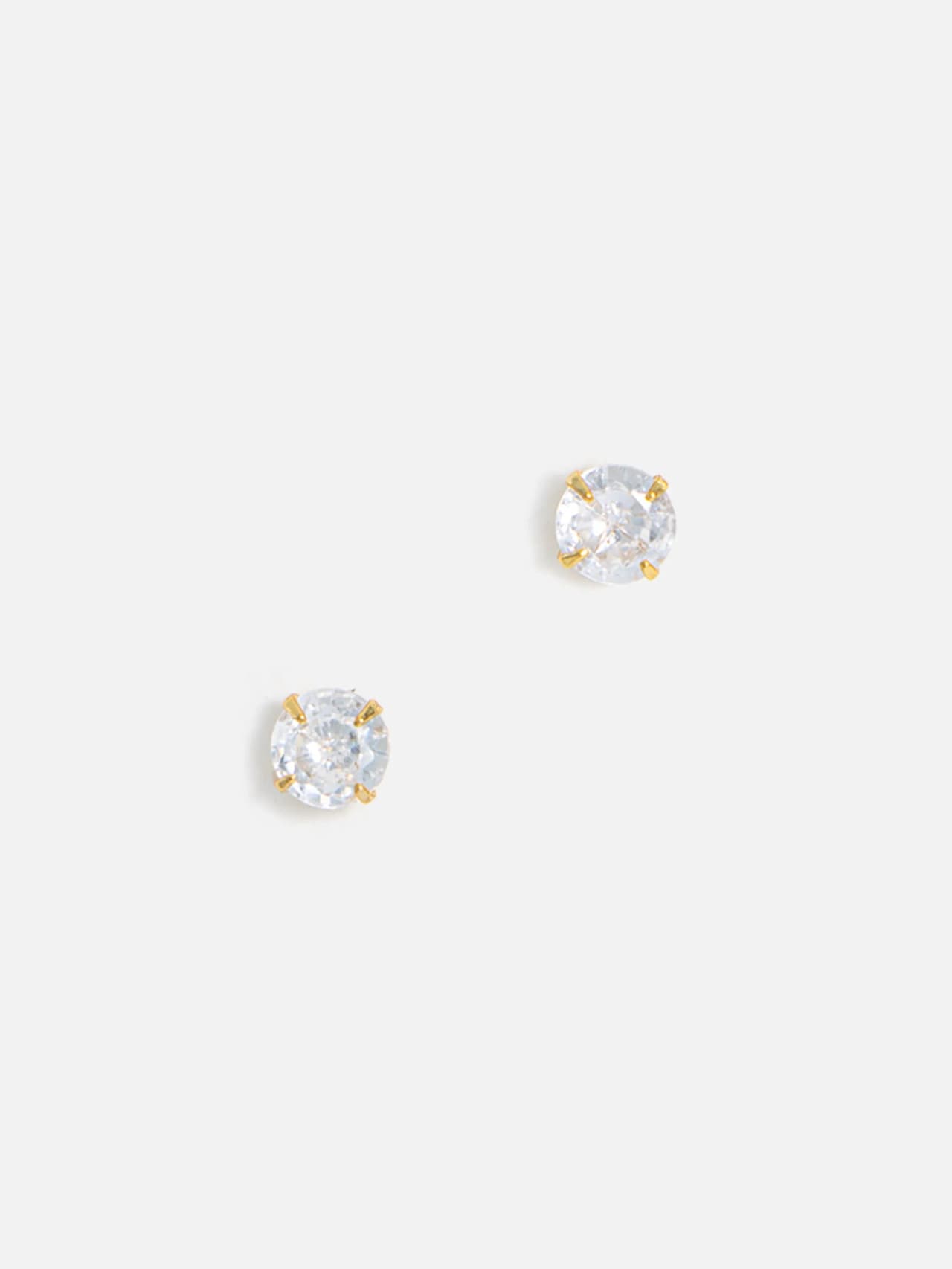 Örhängen kubisk zirkonia 4mm guldpläterade i äkta silver 925 – närbild på vit bakgrund