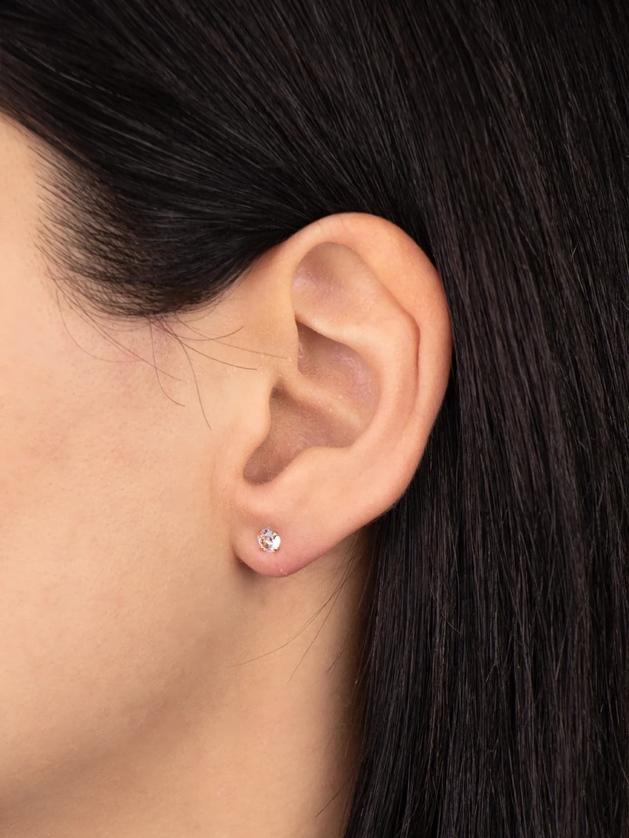 Guldpläterade zirkonia stud-örhängen 4mm på öra – vardagsstil