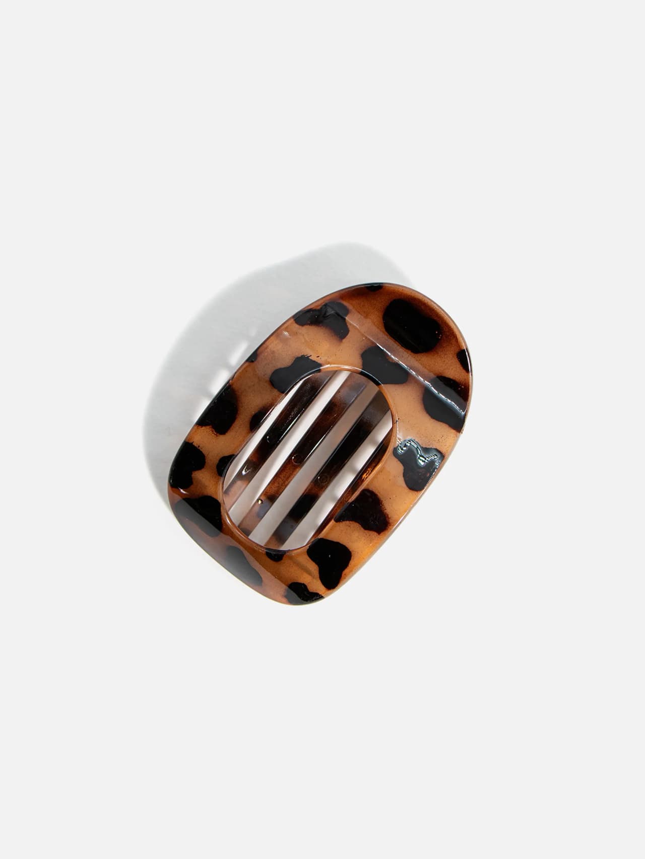 Oval hårklämma med brunt leopardmönster, sedd uppifrån