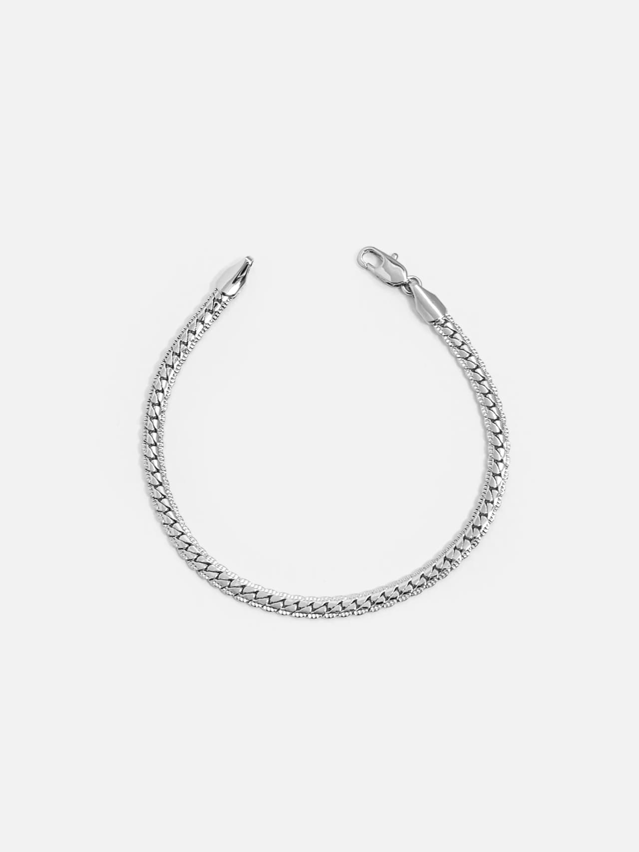 Platinapläterat armband i silverton med pressad pansarlänk och hummerlås.