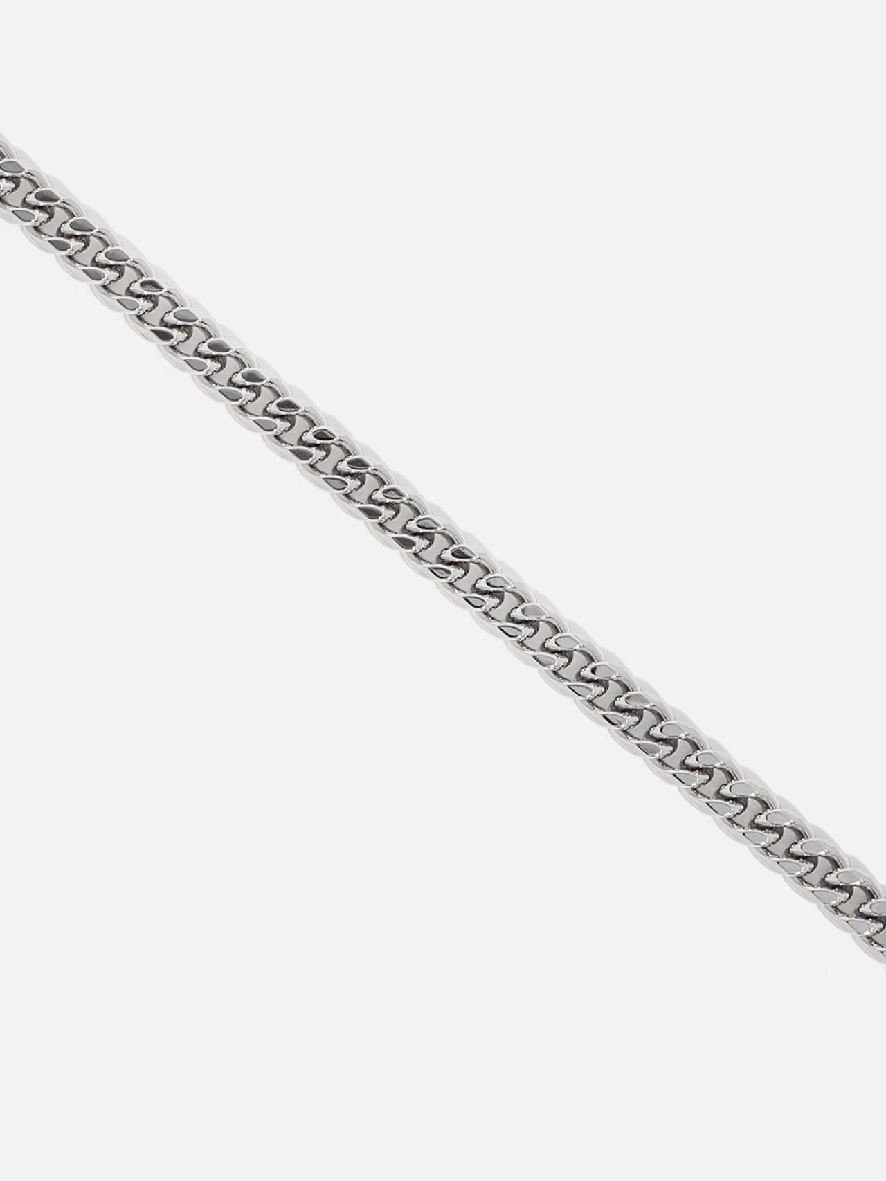 Närbild på platinapläterad pansarlänk i silverton med tät och platt kedjestruktur.