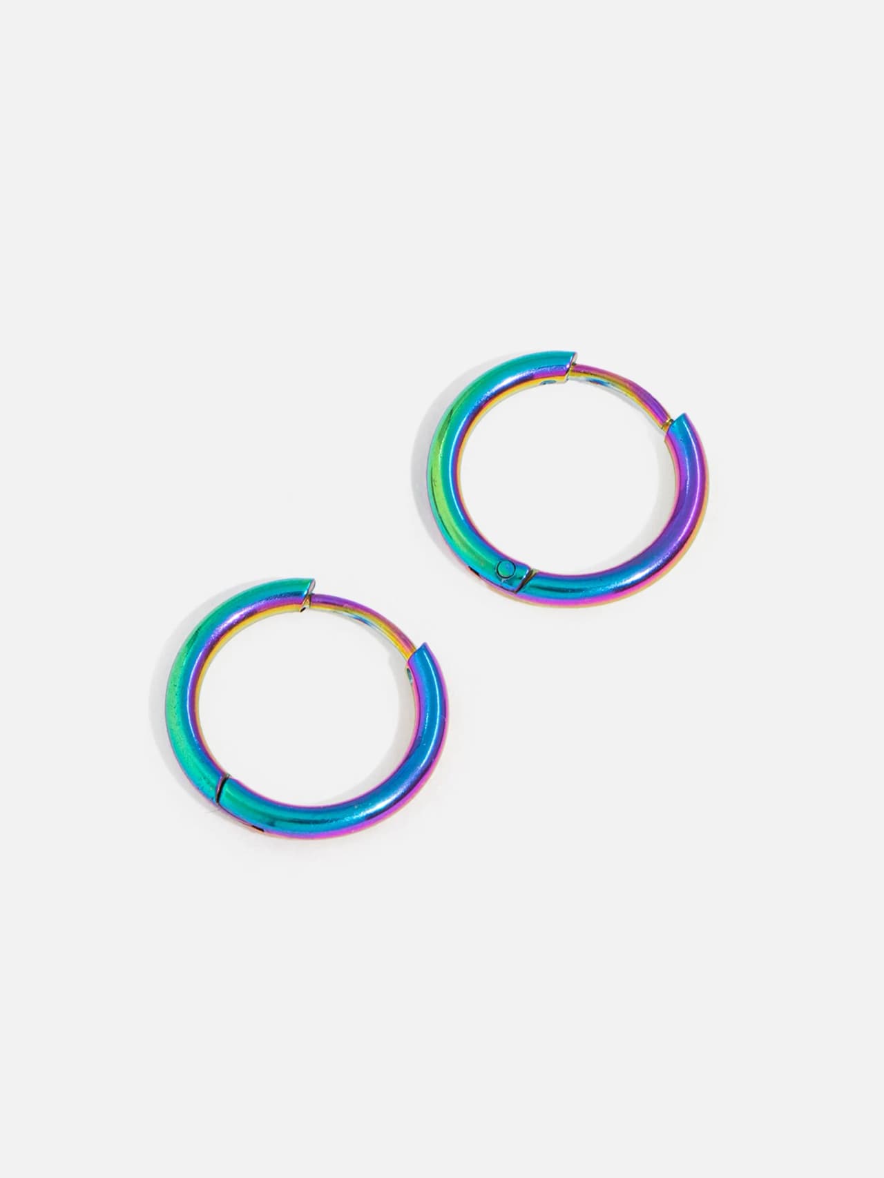 Regnbågsfärgade hoops i rostfritt stål med blank yta och klickstängning
