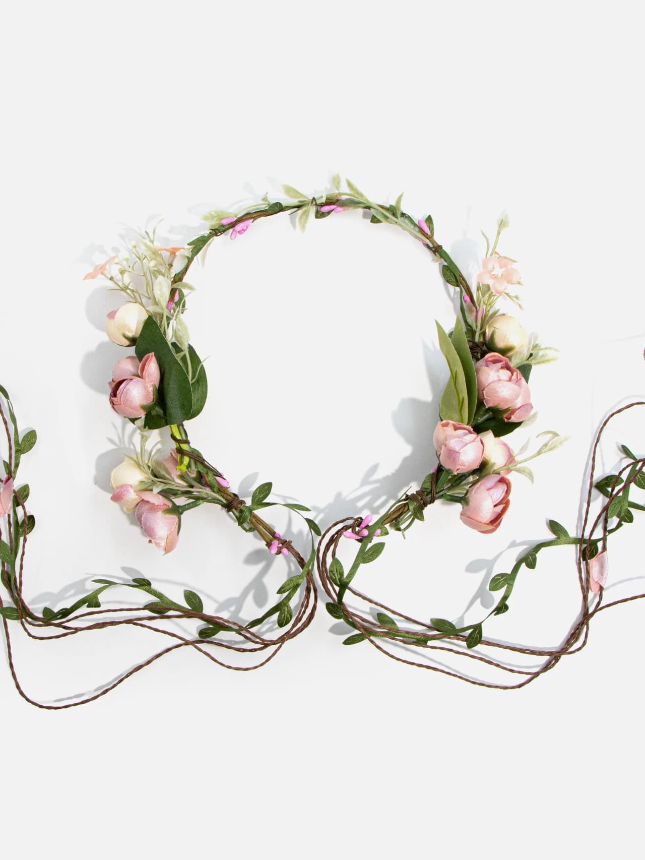 Blomkrans i rosa med flera band baktill för flexibel passform
