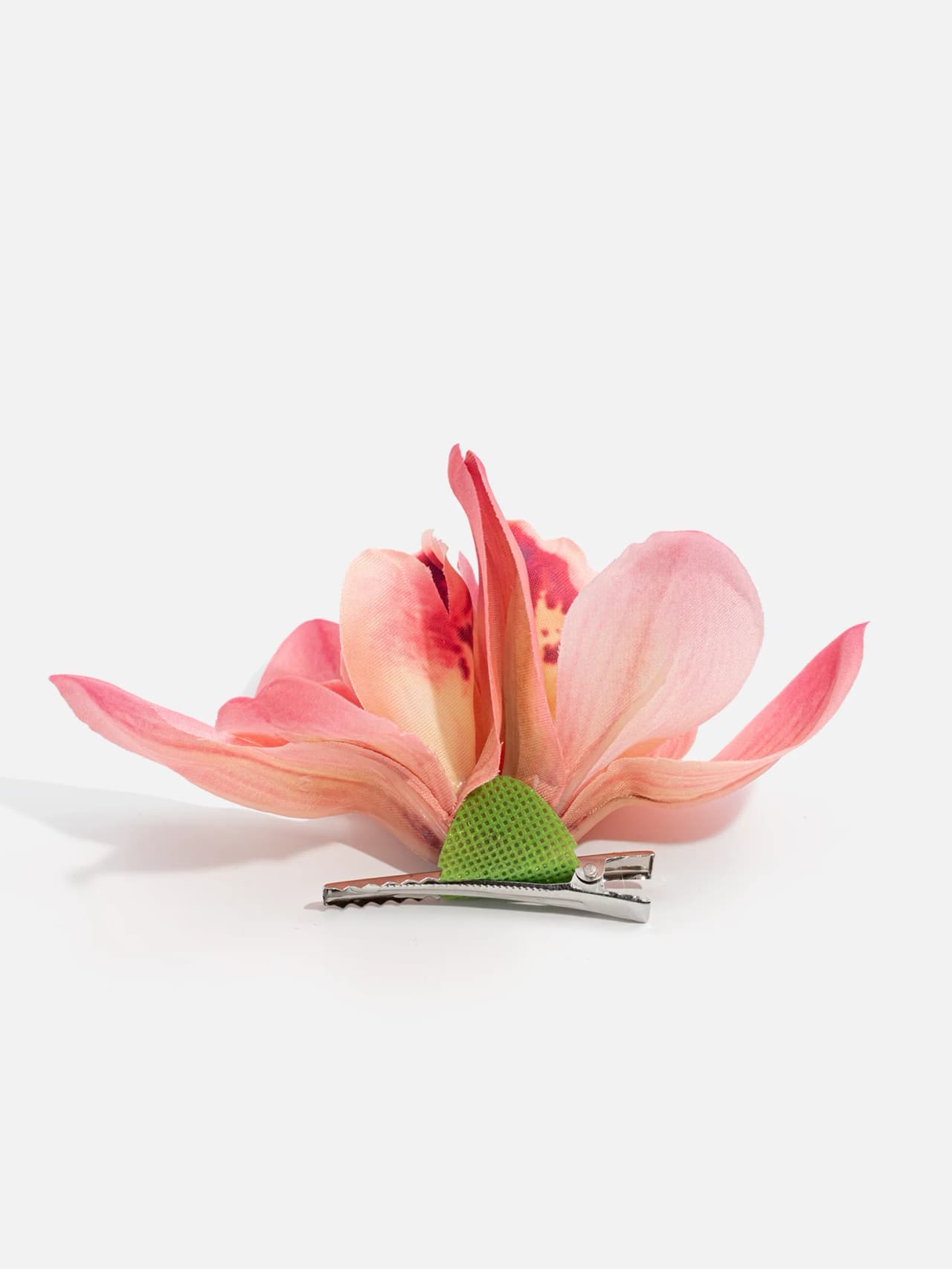 Rosa blomspänne med blomma och silverfärgad metallklämma på baksidan