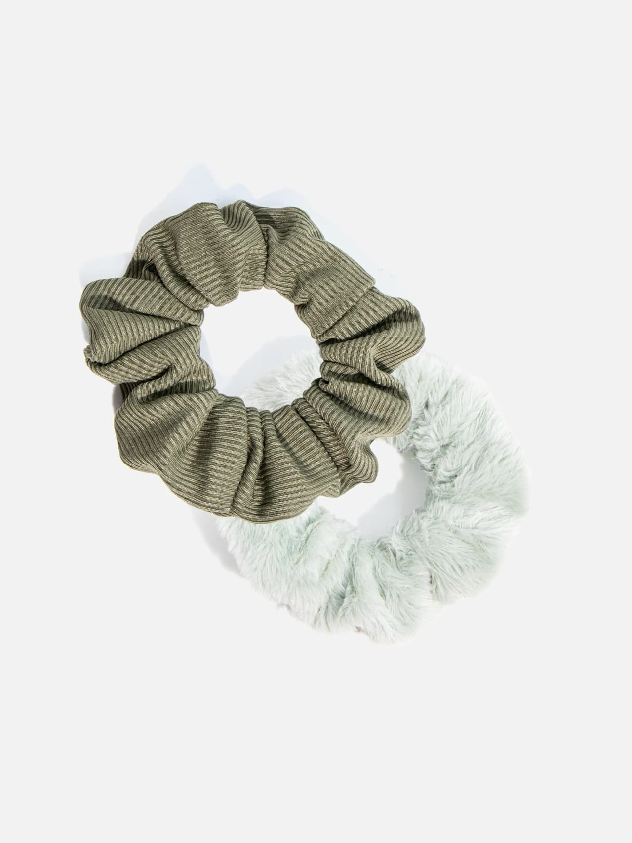 Scrunchie 2-pack i gröna toner – ribbad och fluffig plush hårsnodd från Le Lika
