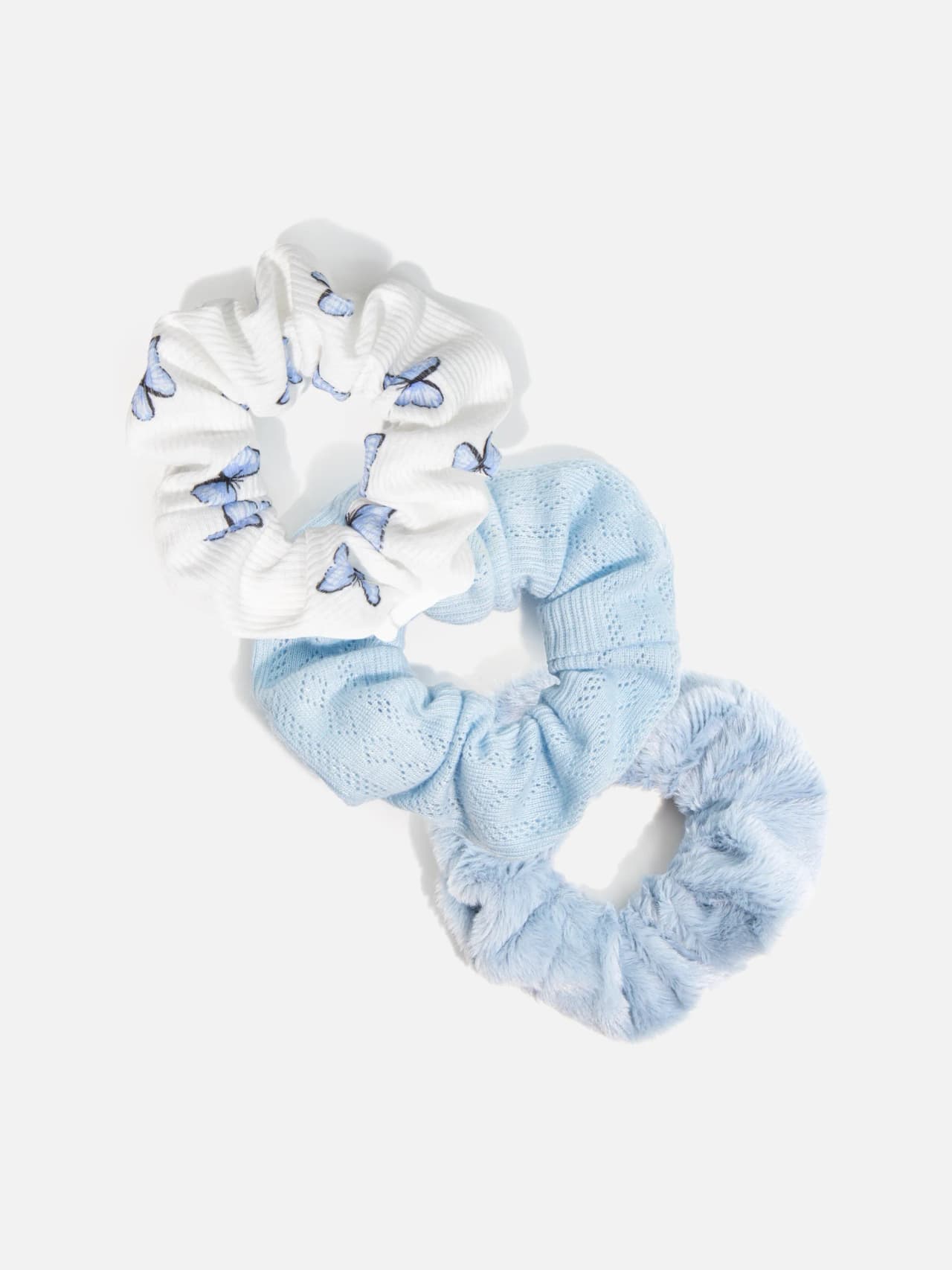 Scrunchie 3-pack i blå toner med fjärilsmönster ribbad och plush från Le Lika