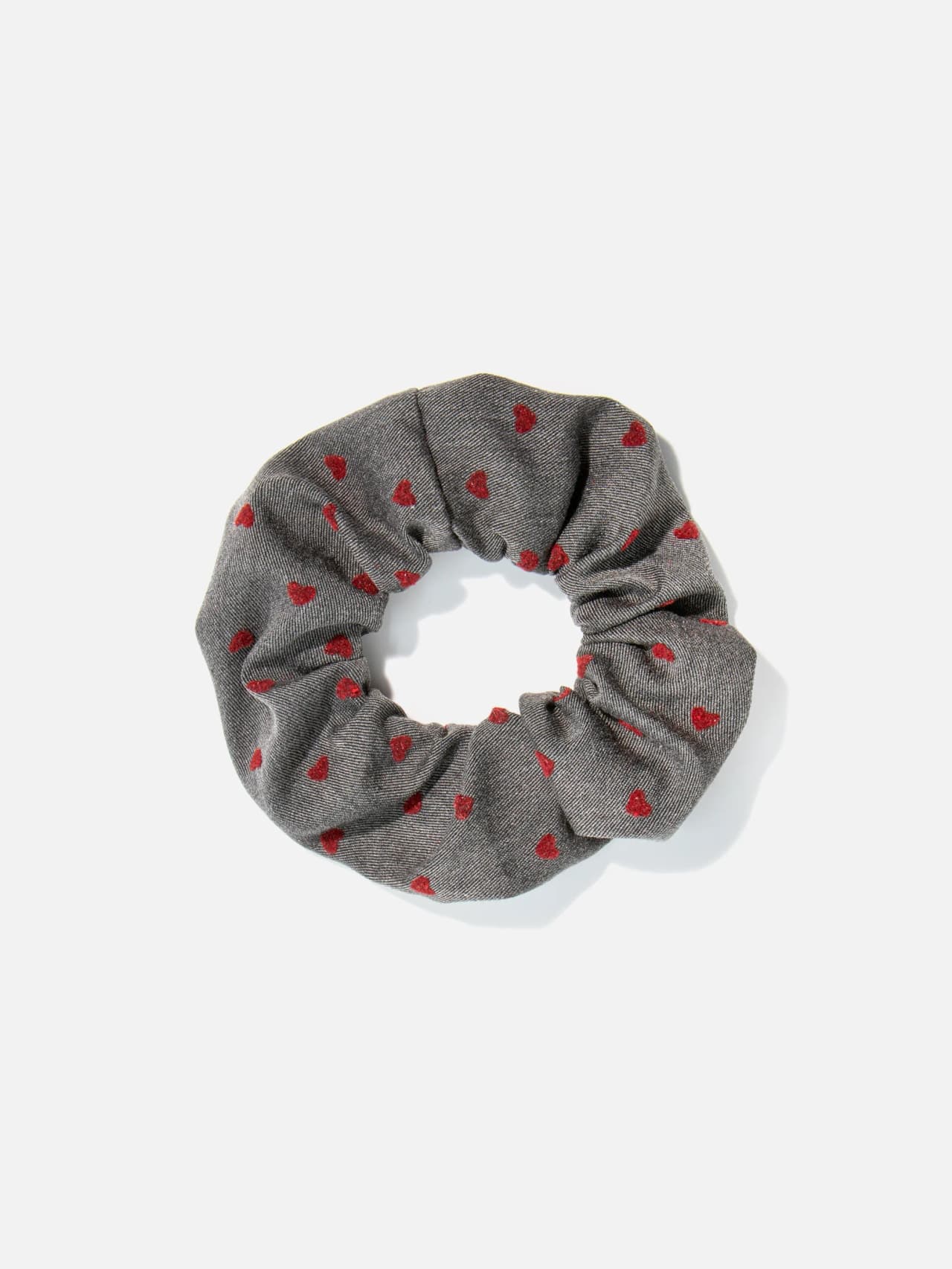 Scrunchie i grått tyg med röda hjärtan – mönstrad hårsnodd från Le Lika