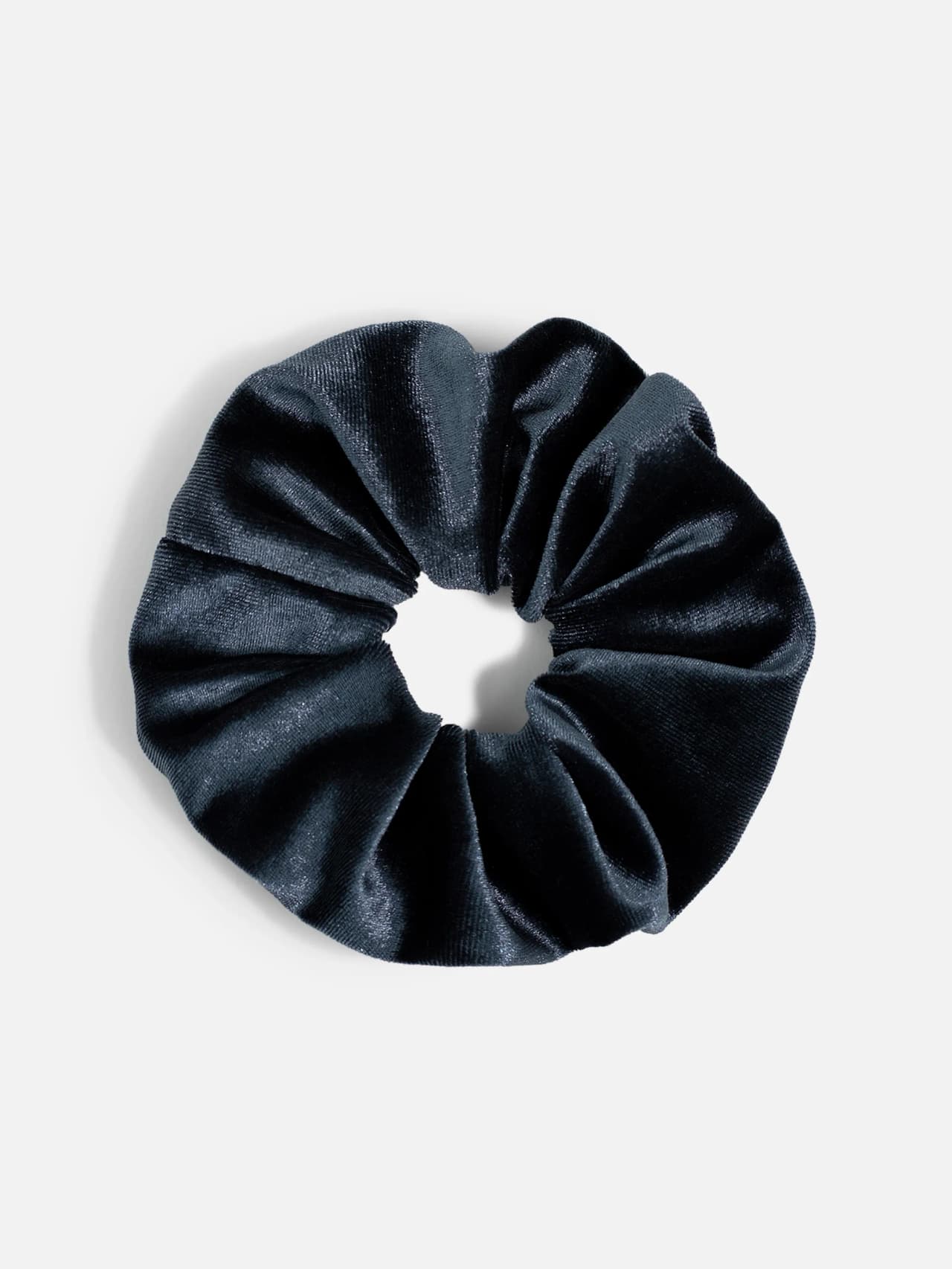 Scrunchie i mörk sammet – stor lyxig hårsnodd från Le Lika