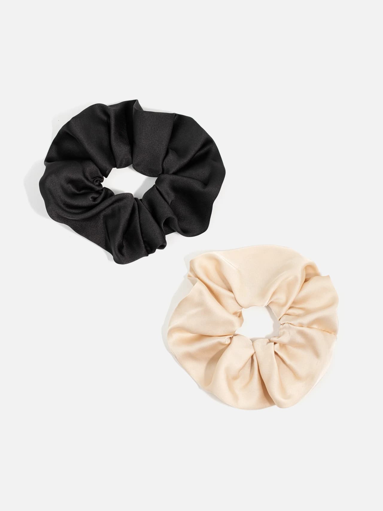Scrunchie 2-pack i satin svart och beige – eleganta hårsnoddar från Le Lika