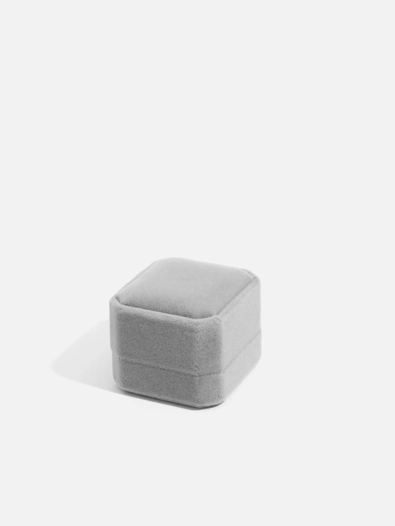 Smyckes Presentask Sammet Grå Liten 4.5x5.5x4 cm — stängd