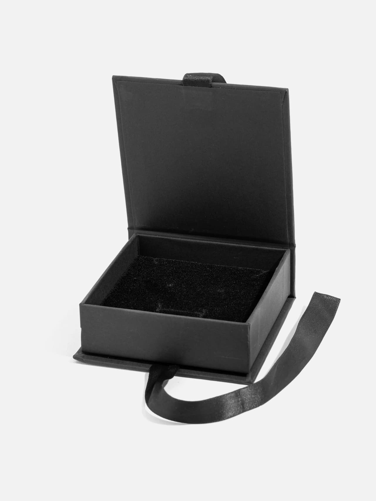 Svart smyckes presentask öppen med svart sammetsdyna invändigt, magnetlås, 9x9x5 cm