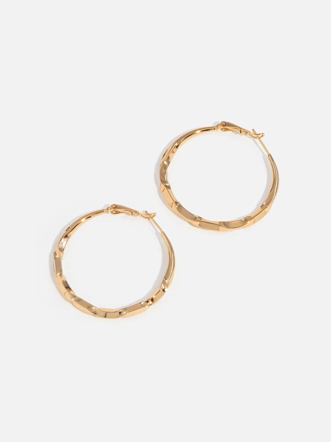 Stora guld hoops med facetterad yta och hake upptill