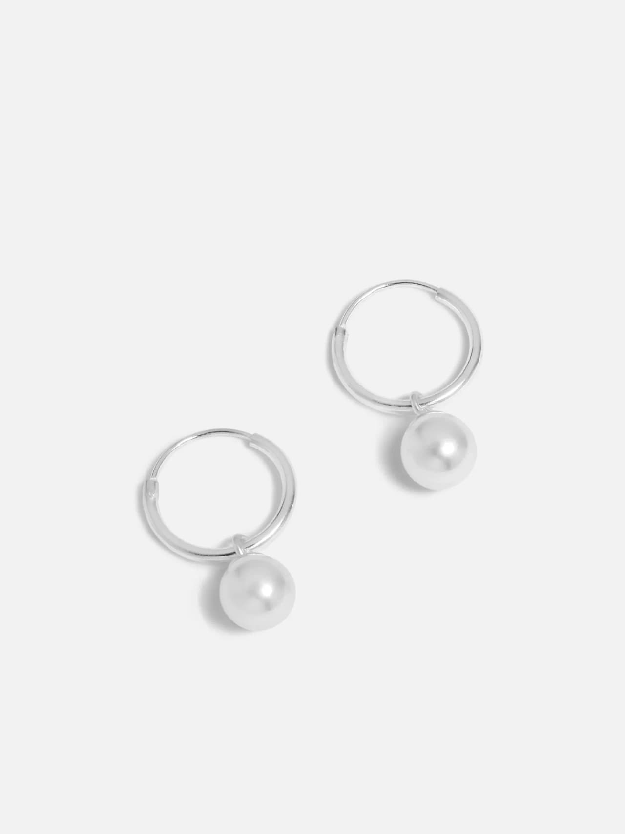Vit Bead Hoop Örhängen i Äkta Silver