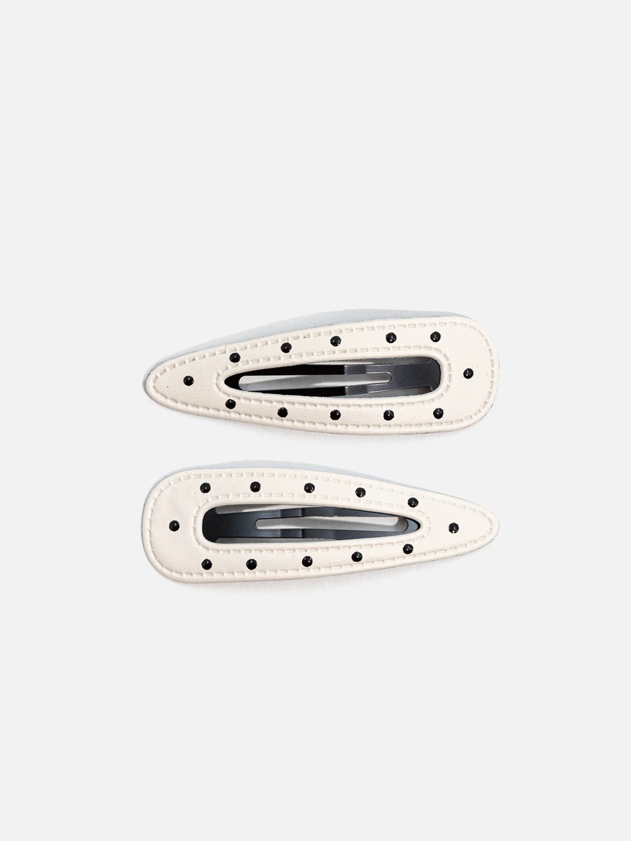 Vita hårspännen med svarta nitdetaljer i 2-pack, droppformad design