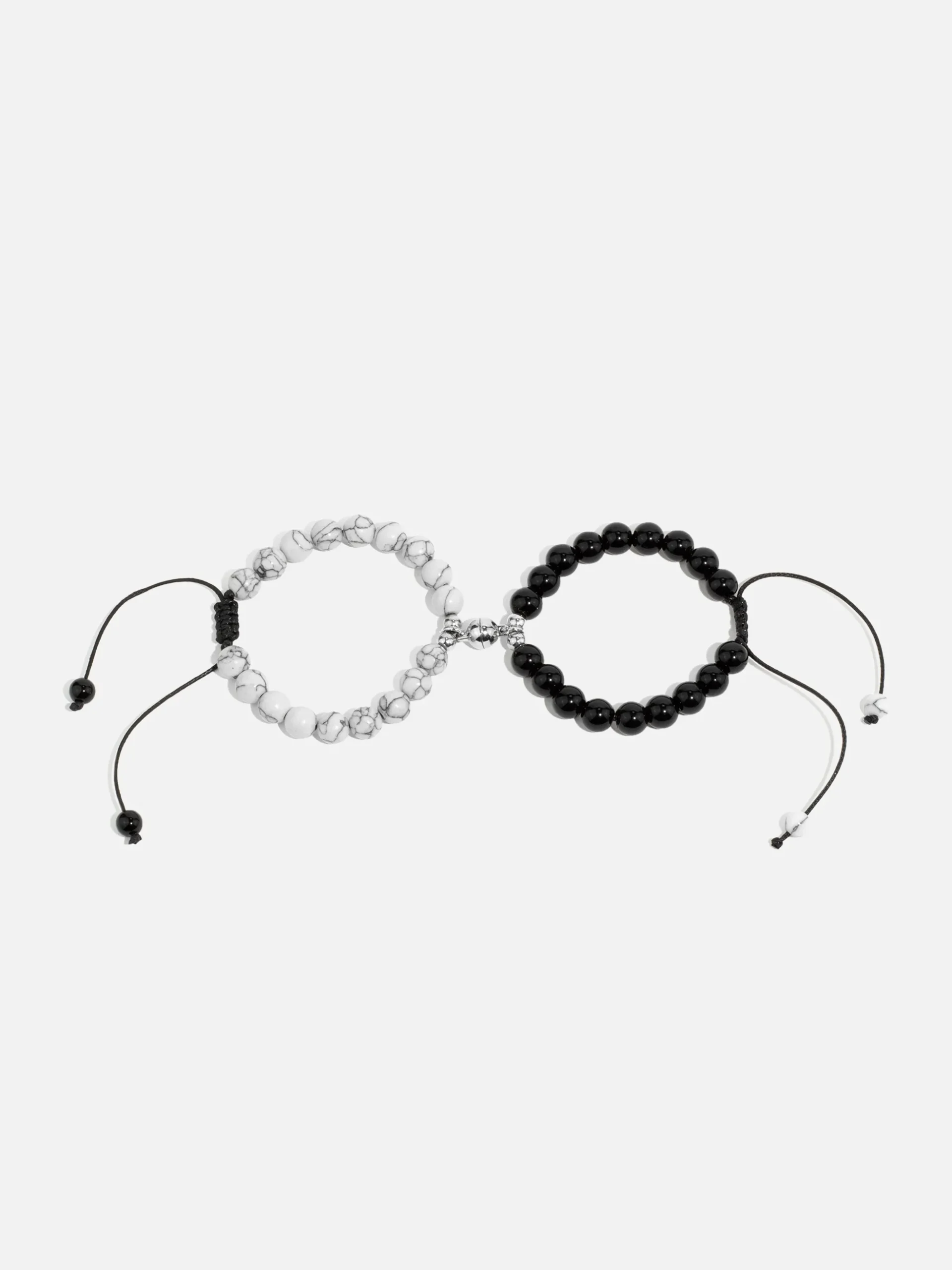 Magnetiska Länk Sten Armband - Tvådelat set med vita och svarta armband som fäster med magneter