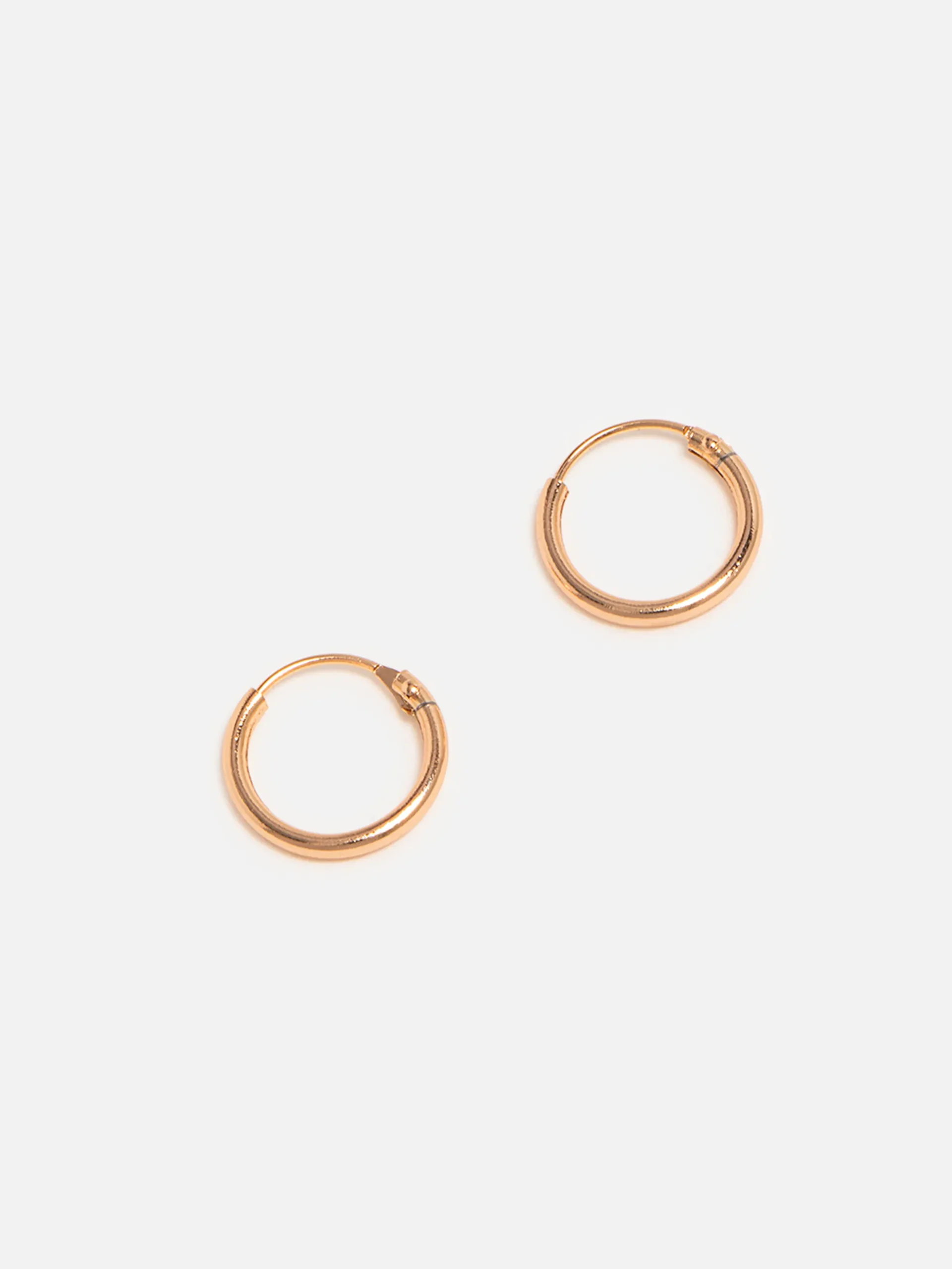 Enkla och eleganta 18K gulpläterade hoop örhängen för dam. Bly- och nickelfria, perfekta för en modern och stilfull look.