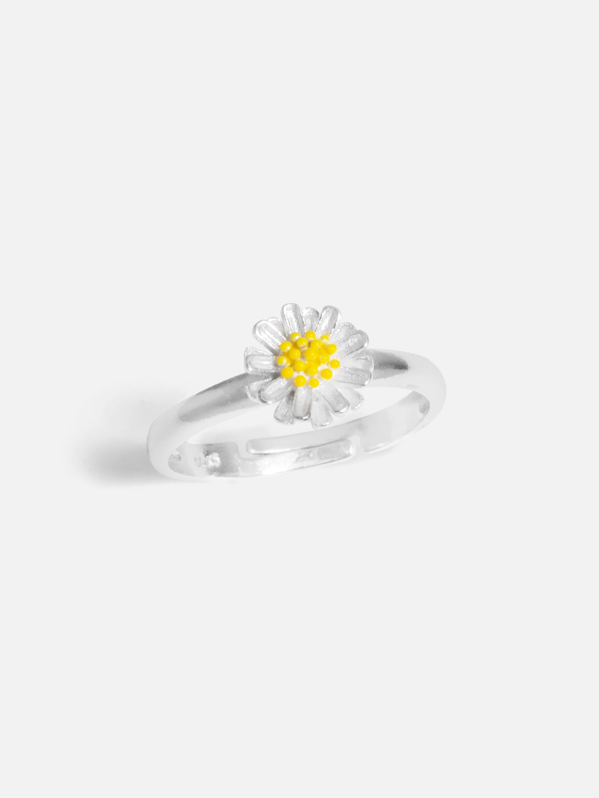 Barnring i äkta silver, formad som en vacker prästkrageblomma