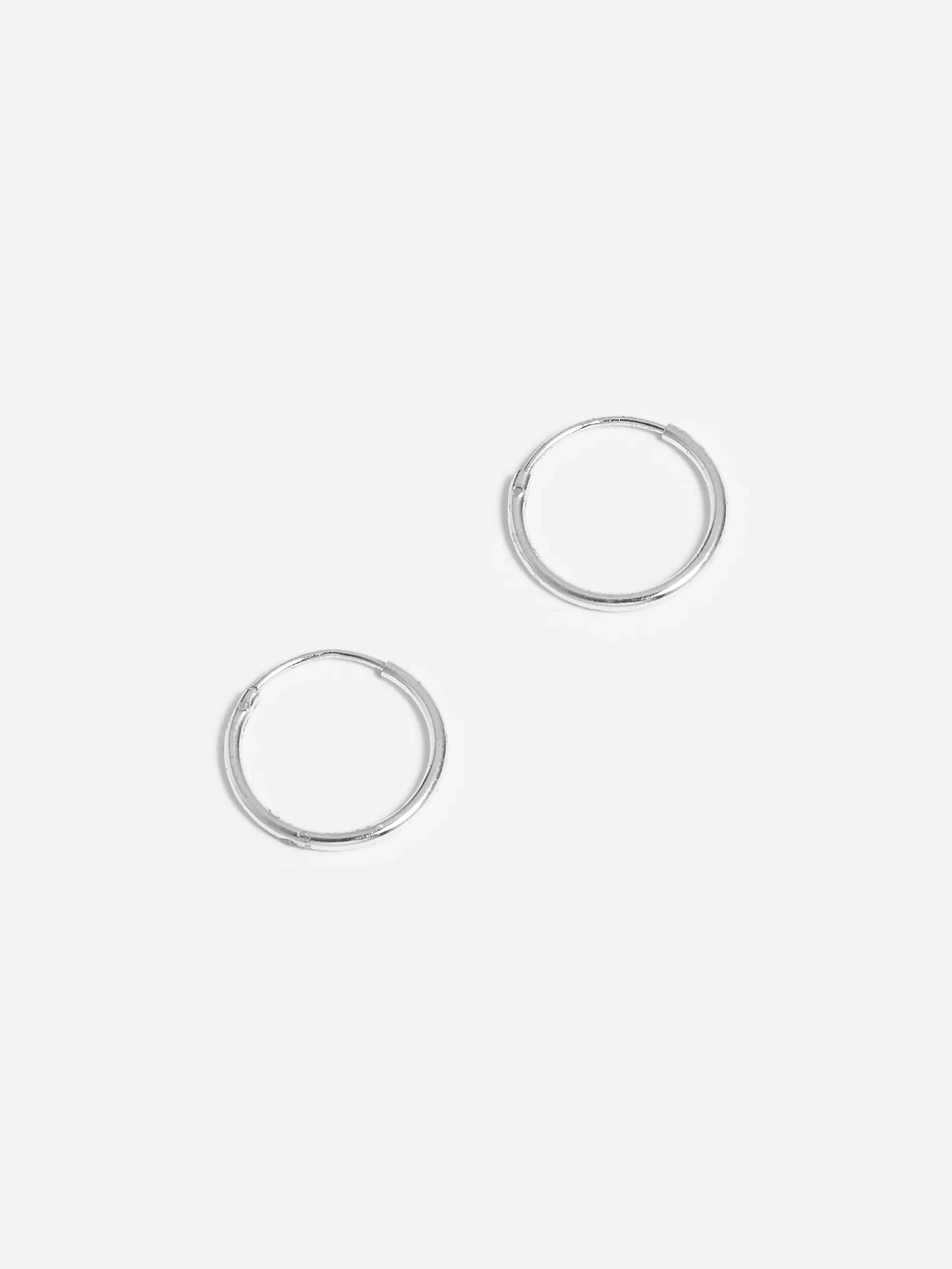 Ge din stil en elegant touch med våra högkvalitativa äkta silver hoop örhängen.