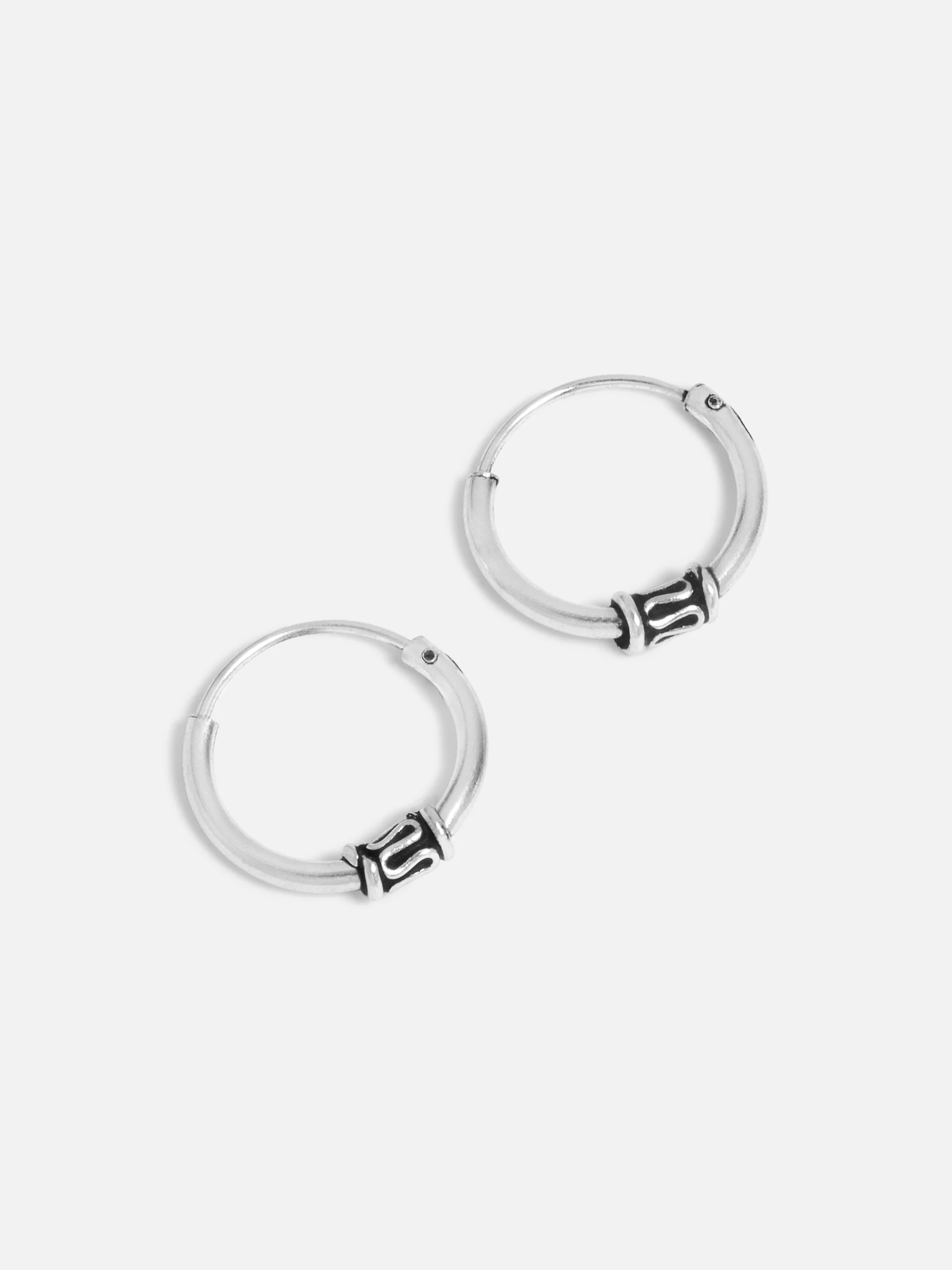 Bali örhängen i äkta silver, eleganta och bly- och nickel-fria, perfekta dam smycken för en tidlös stil.