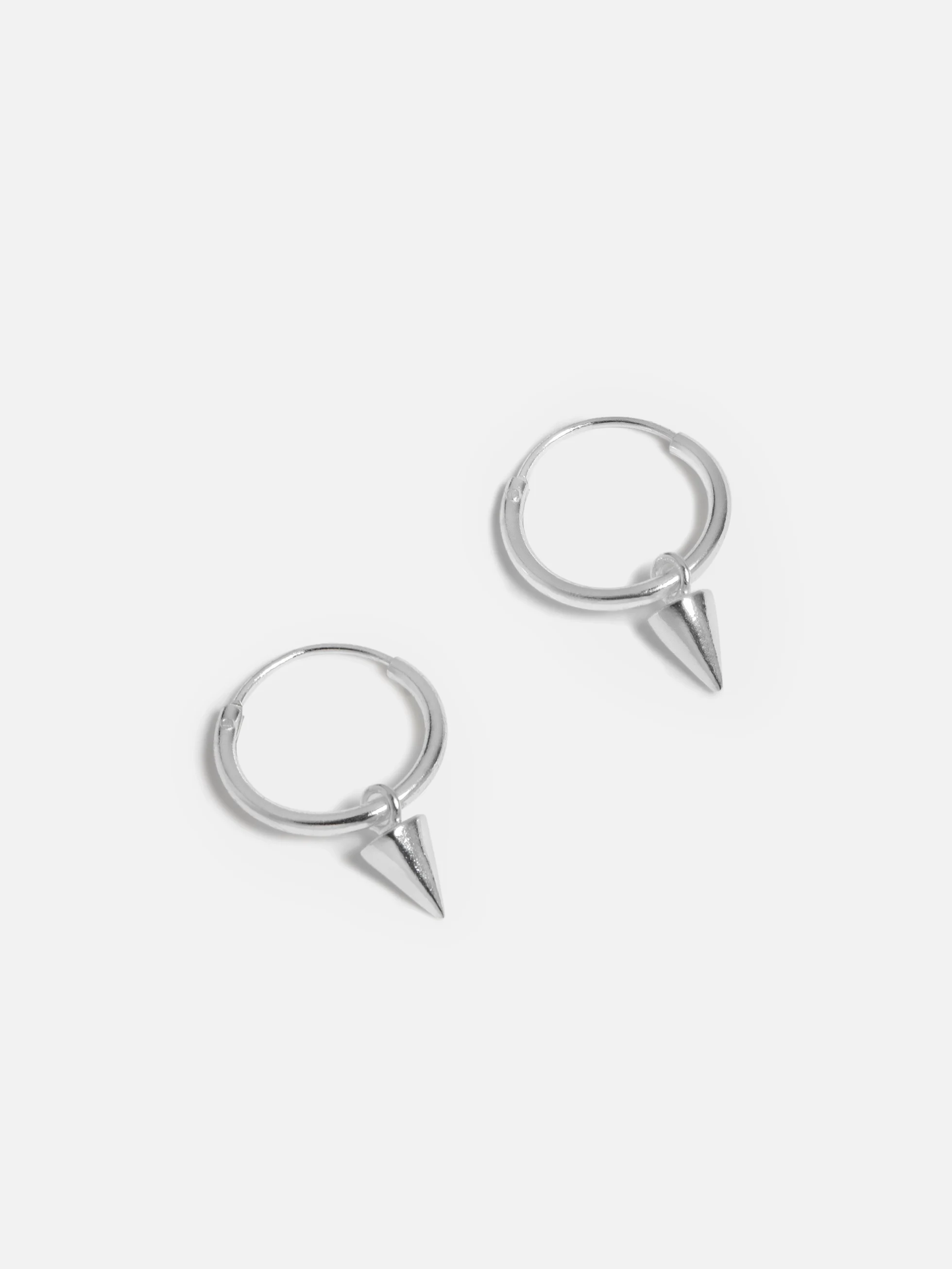Triangelformade hoop örhängen i äkta silver, elegant design. Bly- och nickel-fria, perfekta dam smycken.