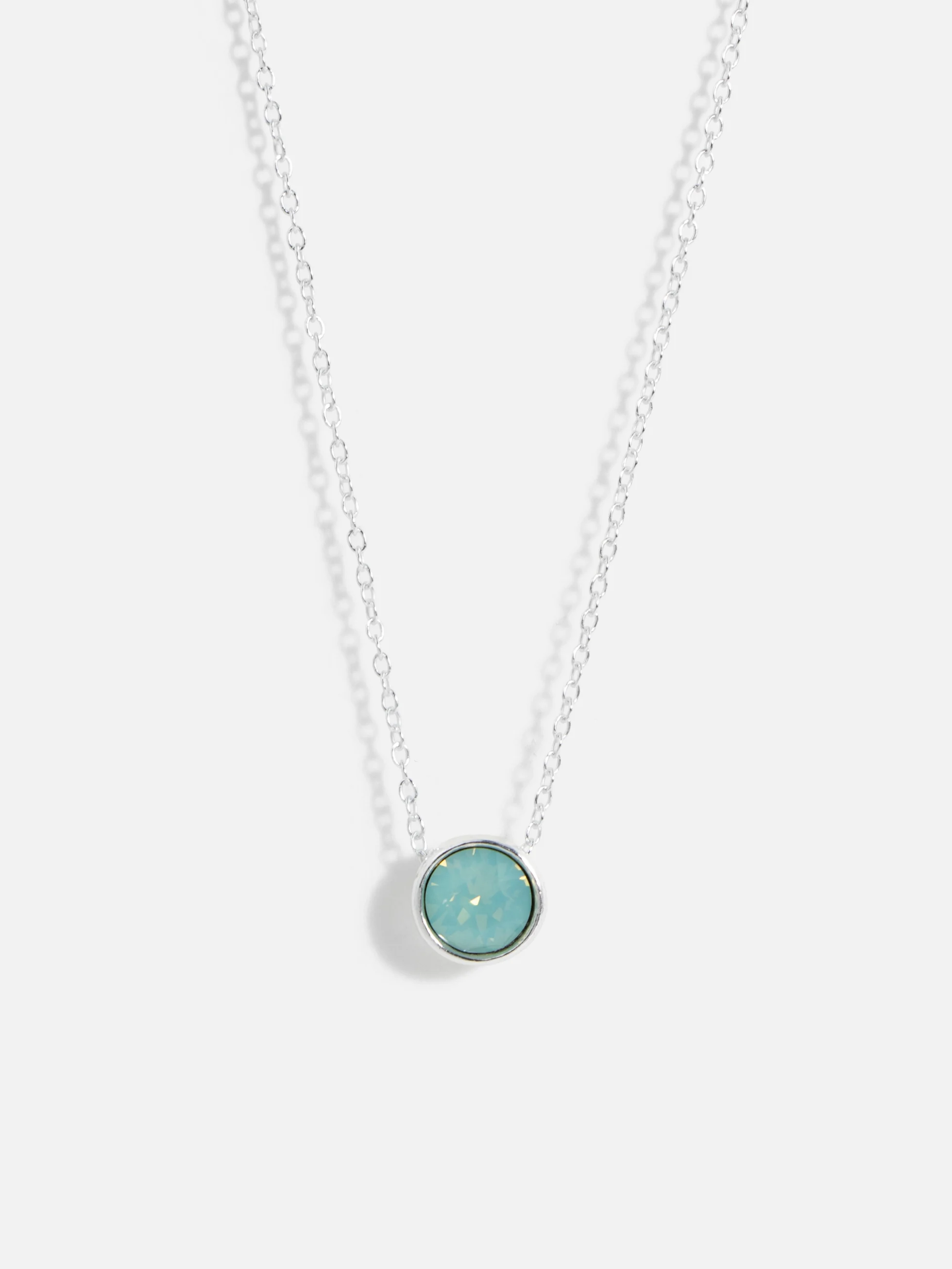 Halsband i äkta silver med en glänsande opalfärgad kristallhänge, elegant och tidlös.